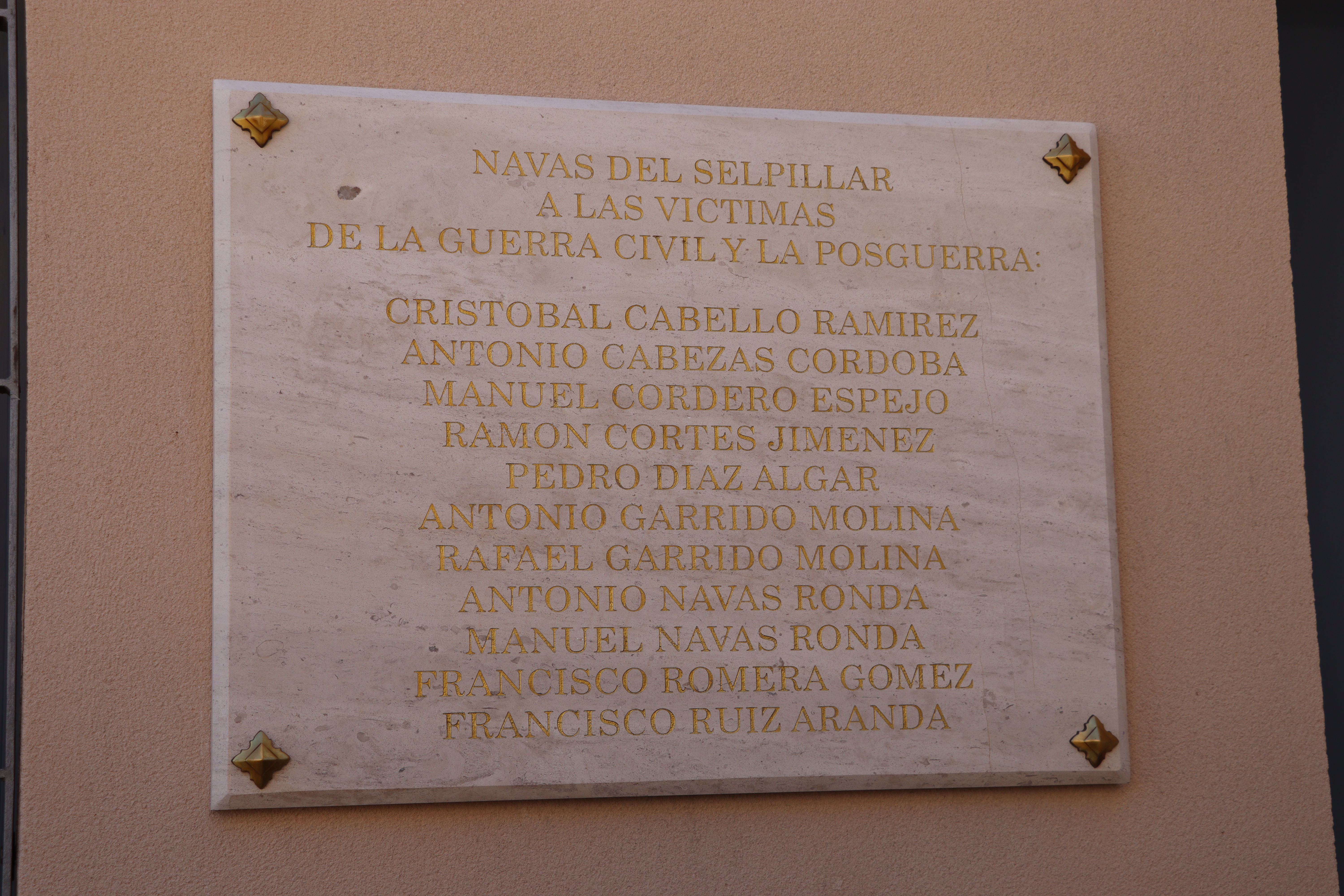 Placa que recuerda a las víctimas de la Guerra Civil en Las Navas del Selpillar Placa que recuerda a las víctimas de la Guerra Civil en Las Navas del Selpillar