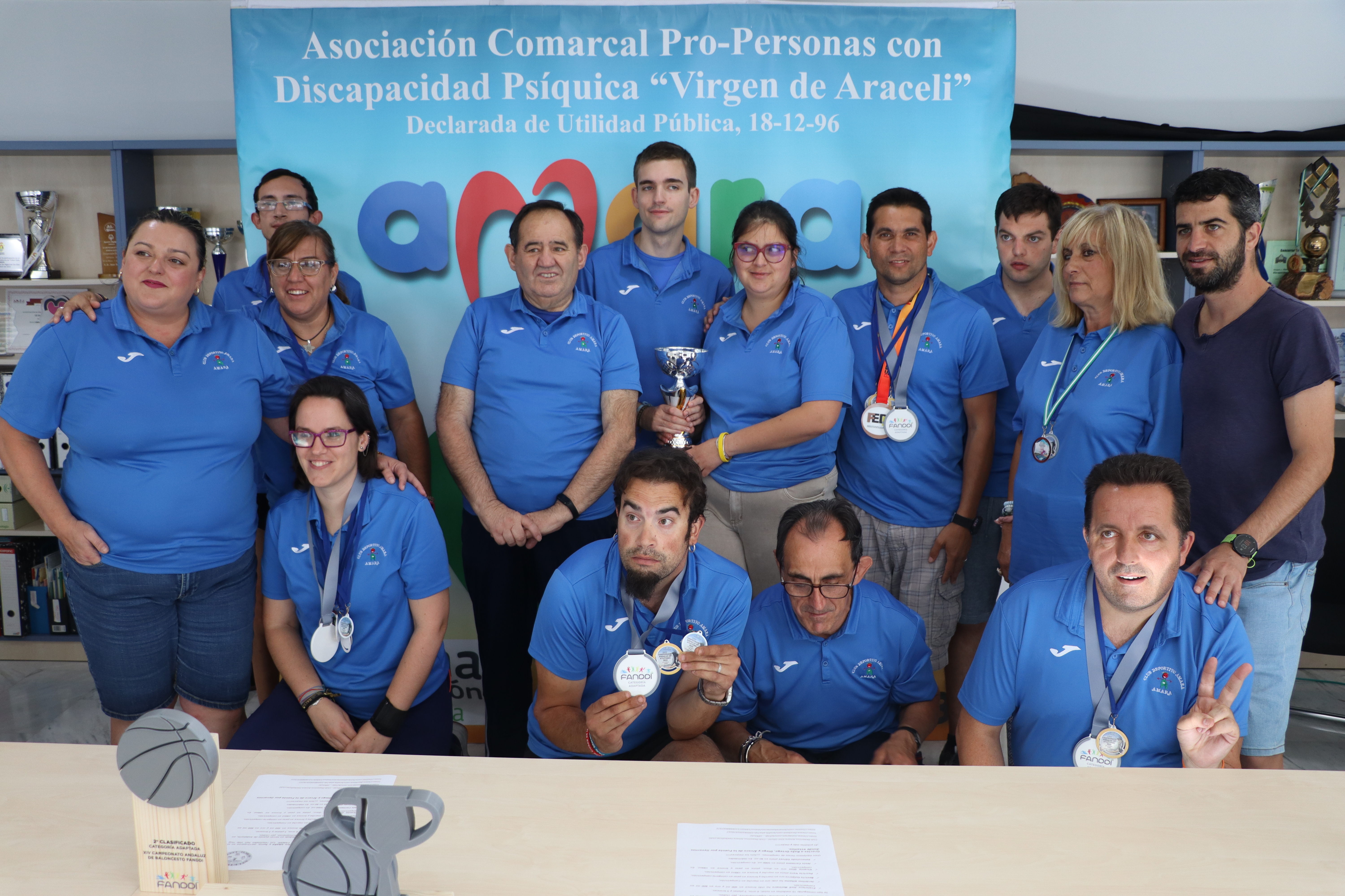 Silvia Pérez y Álvaro de la Fuente juno a algunos de los atletas del club deportivo Amara durante la rueda de prensa celebrada esta mañana