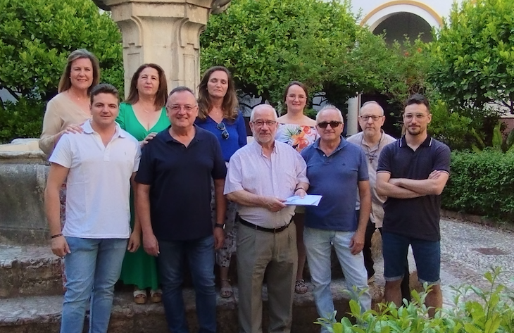 Un momento de la entrega de la recaudación del concierto al Padre Guardián, Antonio Herrera