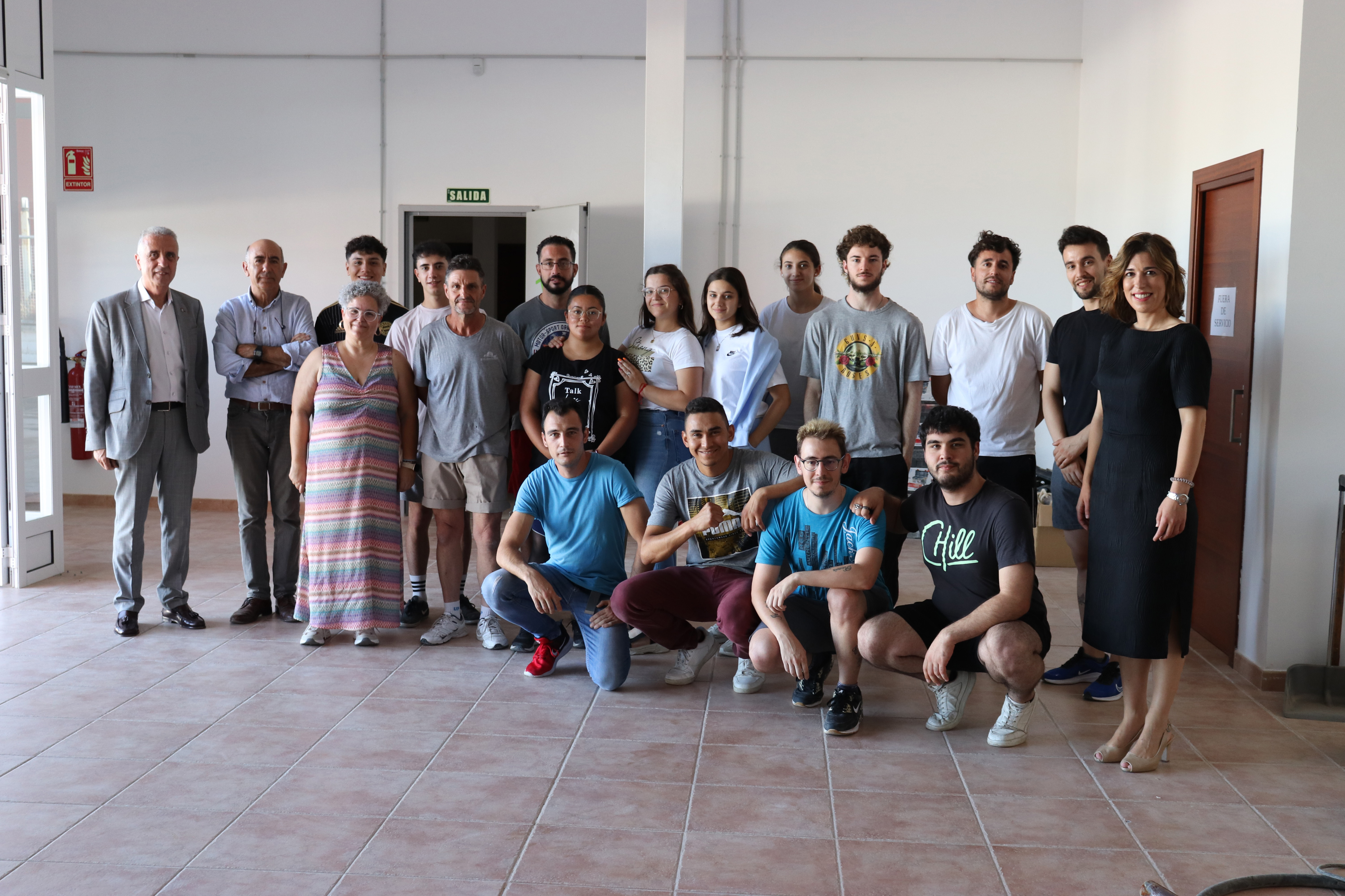 Foto de familia del profesorado, autoridades y participantes en este programa formativo