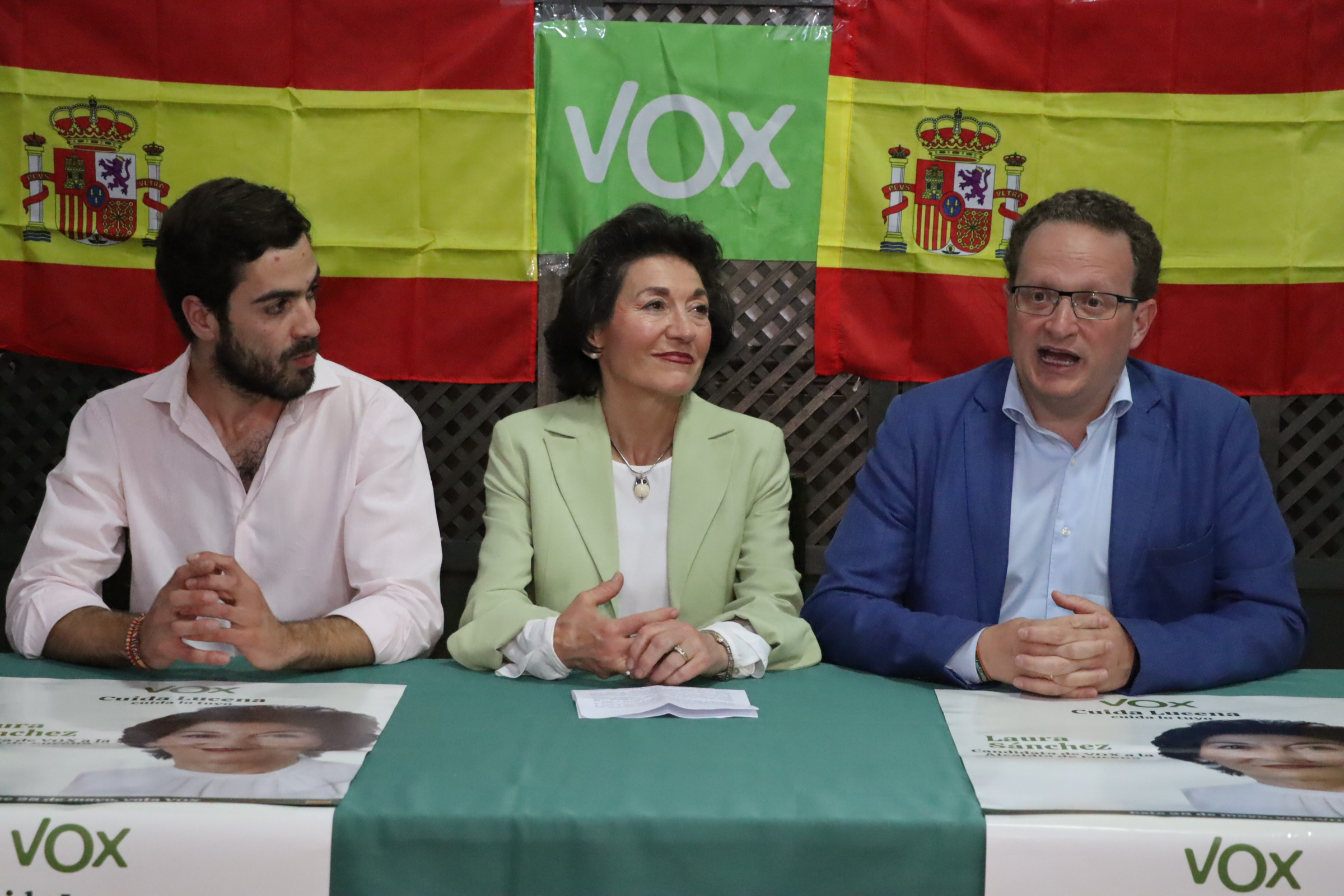 Los dos ediles de Vox, Laura Sánchez y Francisco de Mora, junto al líder provincial José Ramírez, en un reciente acto de campaña