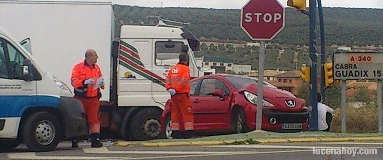  Tres heridos en el cruce de Cabra tras una colisión entre un camión y un turismo 