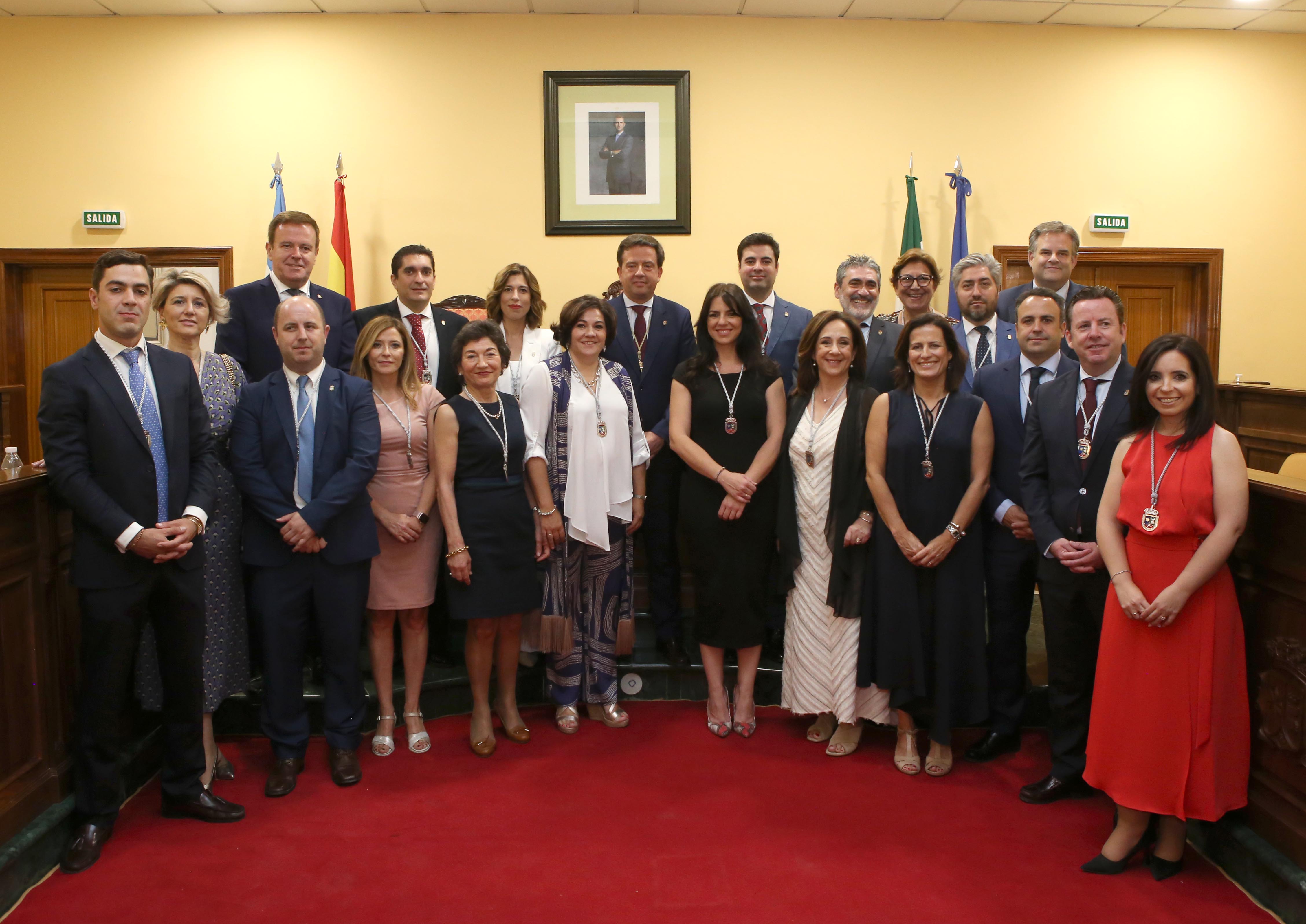 La foto de familia de la nueva corporación municipal, con la que se cerró el acto