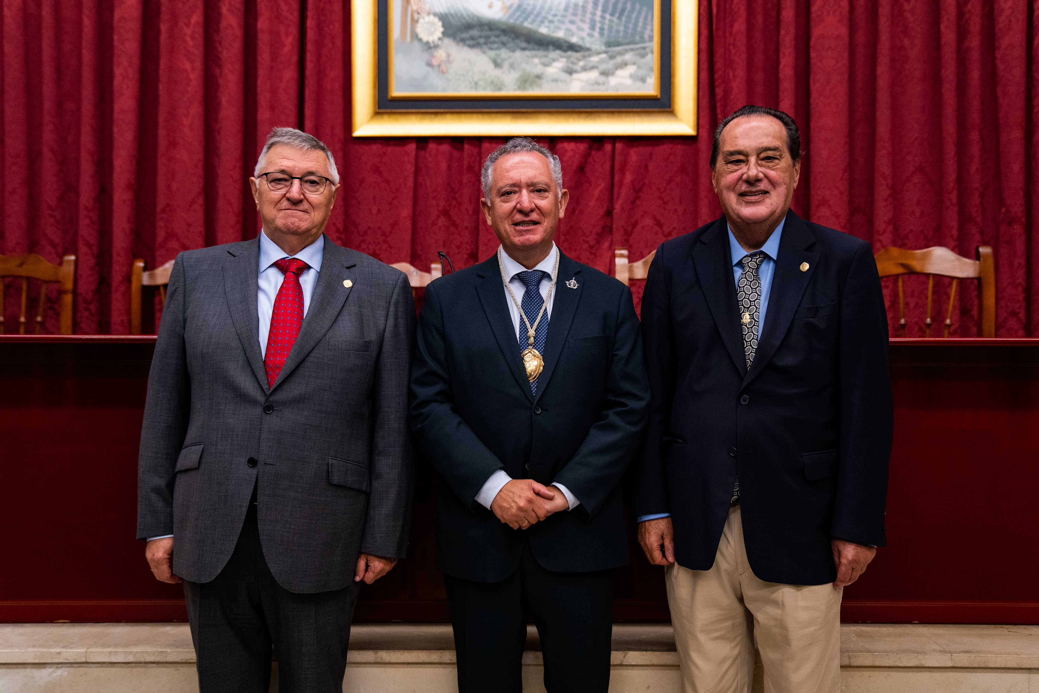 Rafael Ramírez junto a los dos homenajeados en esta Junta General de Hermanos de la Real Archicofradía de María Santísima de Araceli, Cristóbal García y Miguel Ramírez