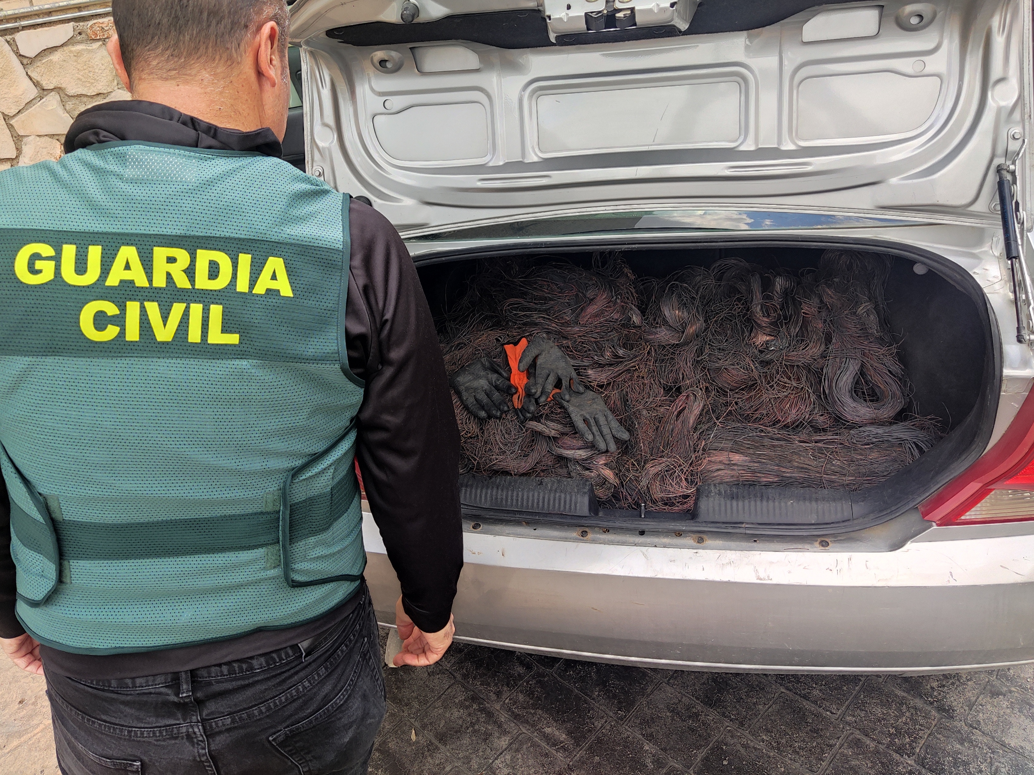 Registro de la Guardia Civil al turismo que transportaba el cableado de cobre robado