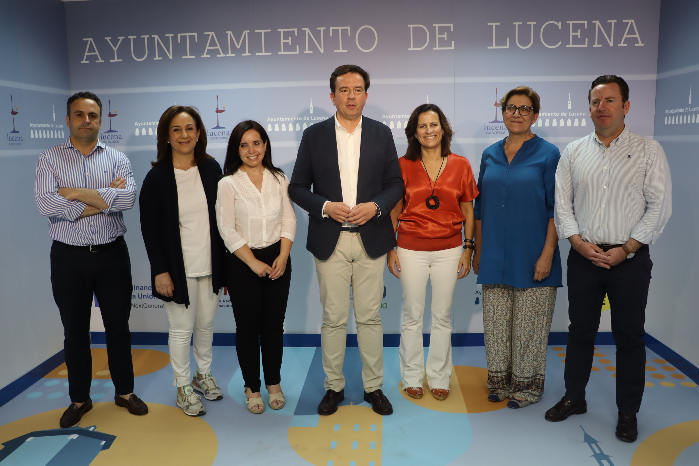 Aurelio Fernández con seis de miembros de equipo de gobierno esta mañana en la sala de prensa.