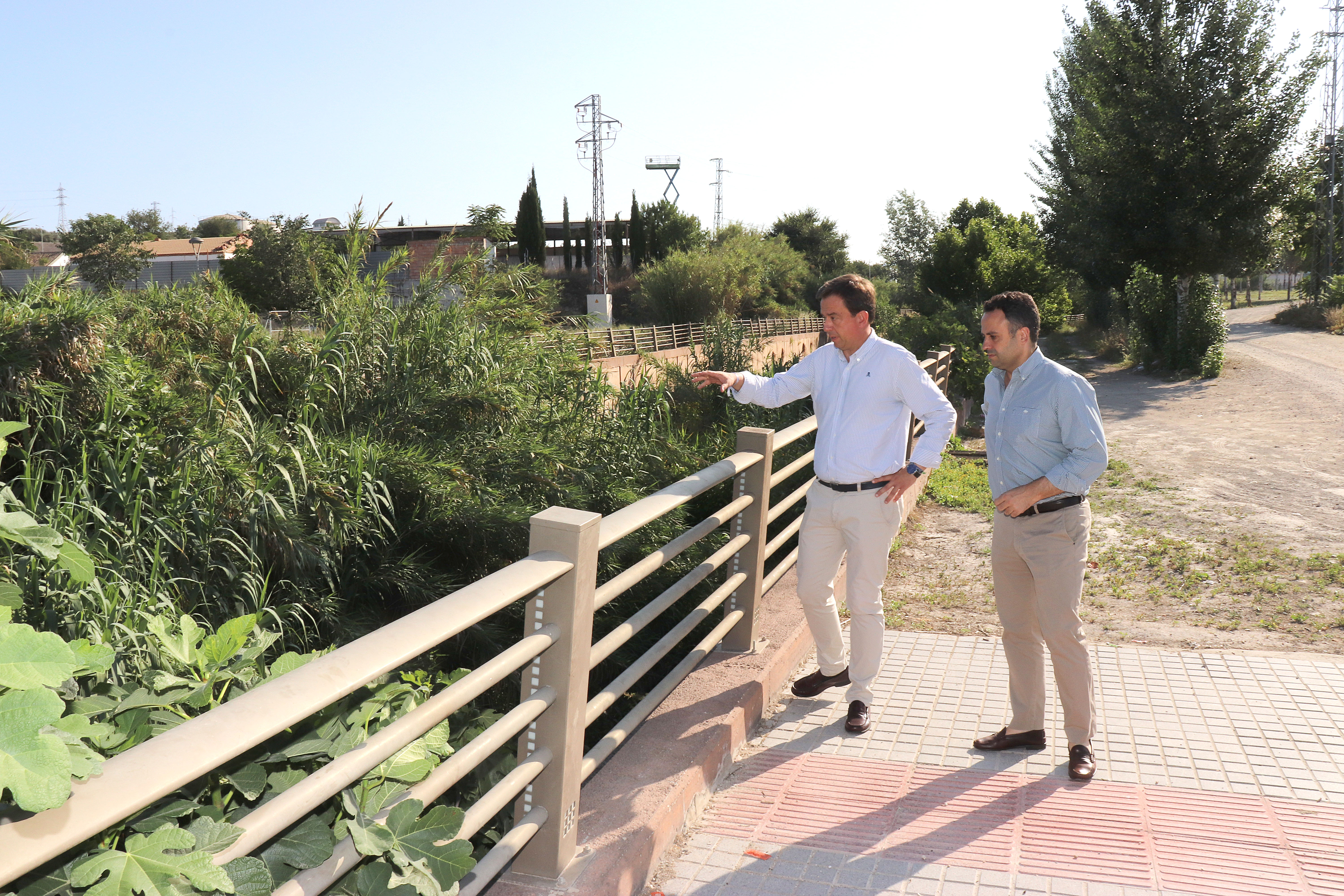 Visita de Aurelio Fernández y Javier Pineda a los trabajos de limpieza en el cauce del río Lucena