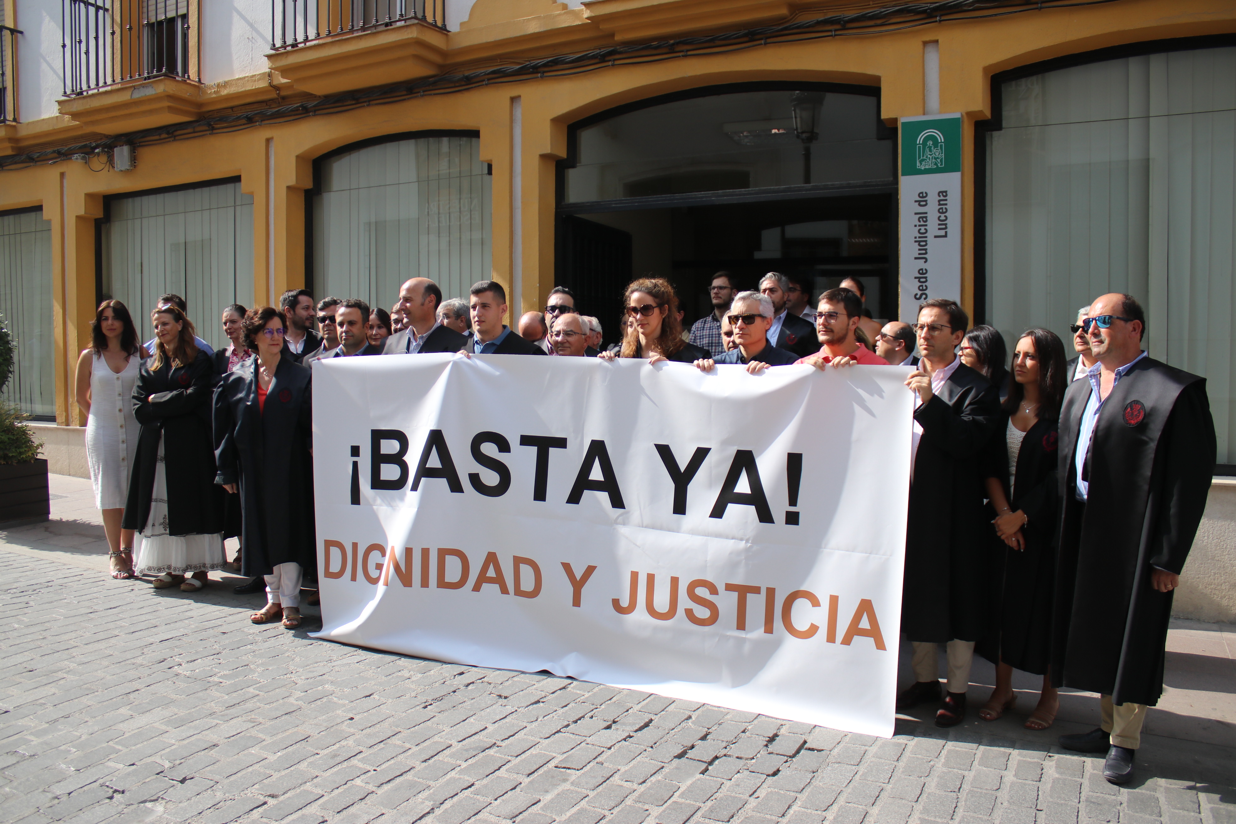 Concentración del Colegio de Abogados de Lucena a las puertas de los Juzgados