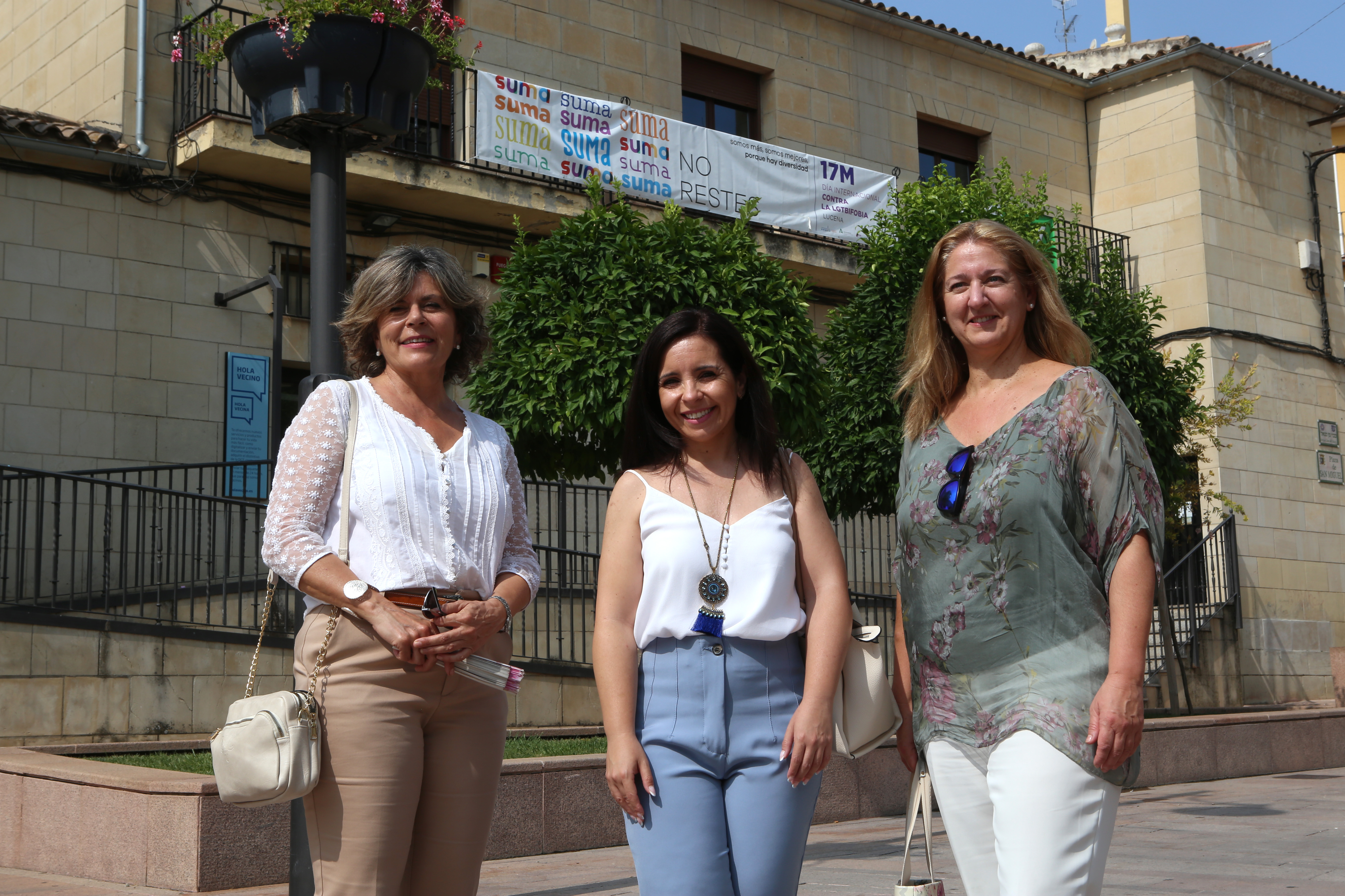 Al fondo, una de las pancartas instaladas por Lucena en apoyo al colectivo LGTBI