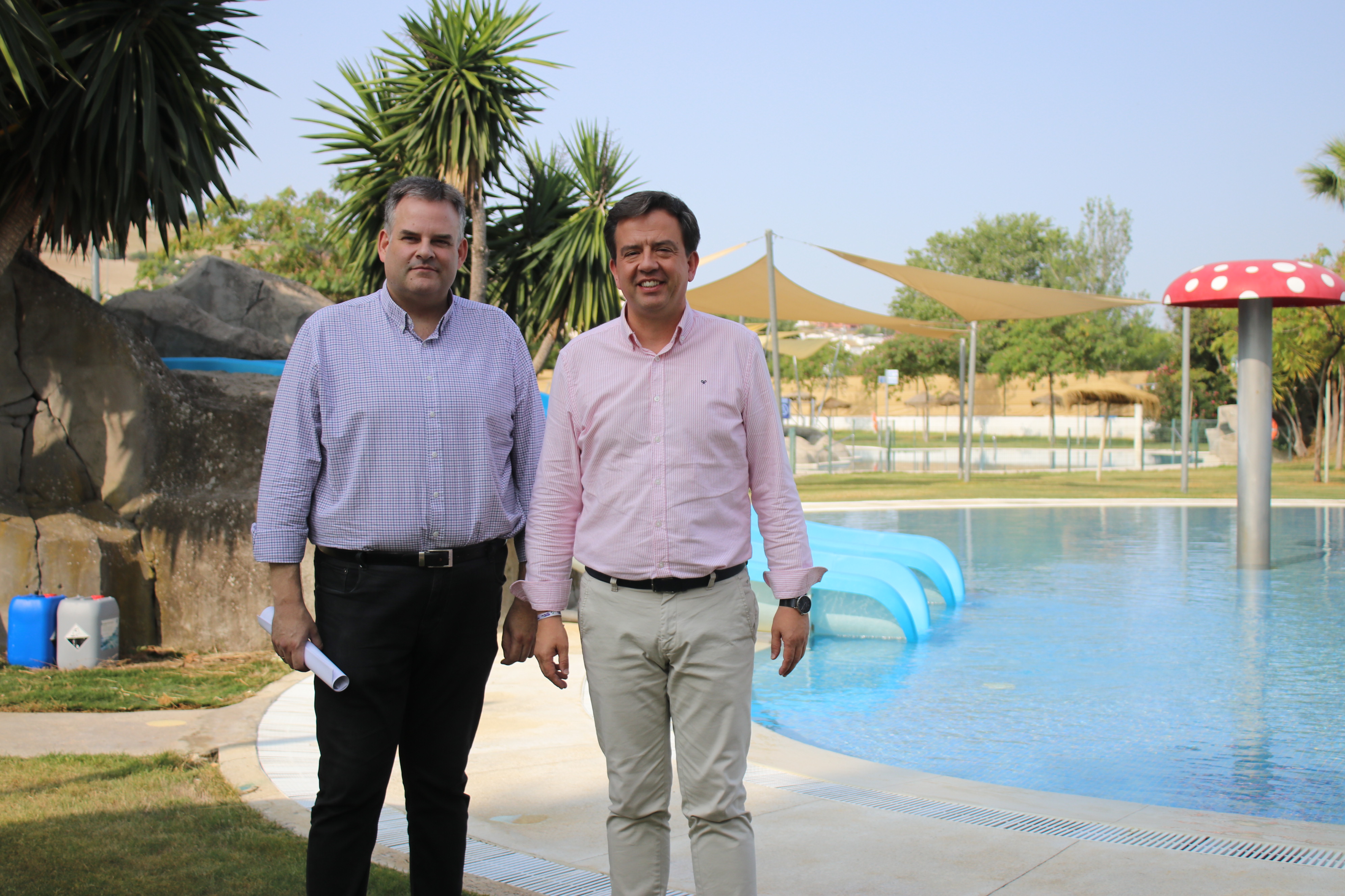 Ángel Novillo y Aurelio Fernández durante su visita a la piscina al aire libre de Lucena