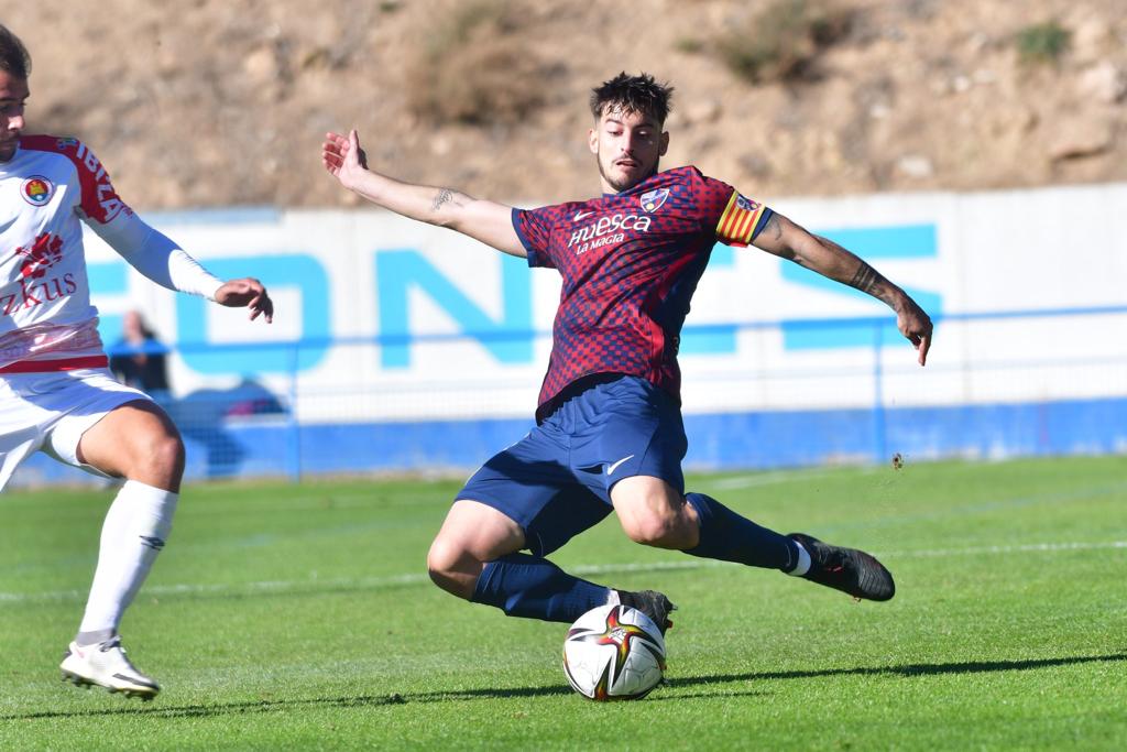 Carlos Mora en un partido con el Huesca B, uno de sus anteriores equipos