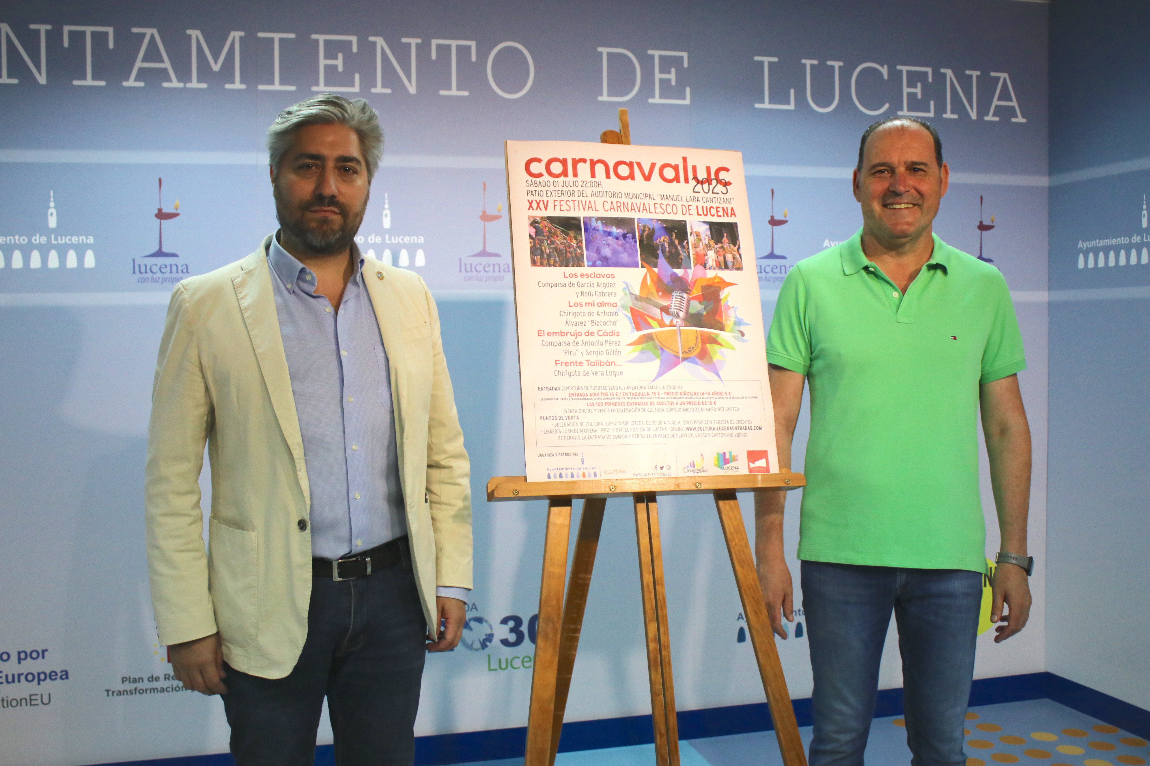 Francisco Jesús Barbancho y Arcángel Bedmar junto al cartel de Carnavaluc 2023