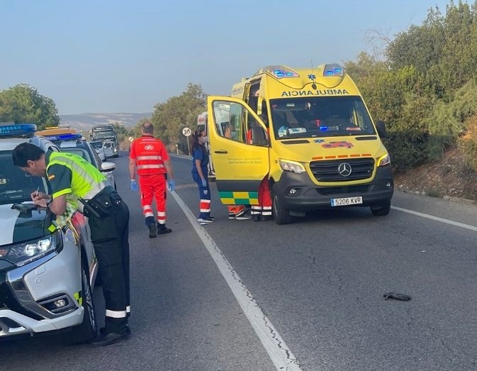 Guardia Civil y 061 en el lugar del accidente (Foto: 061 Córdoba)