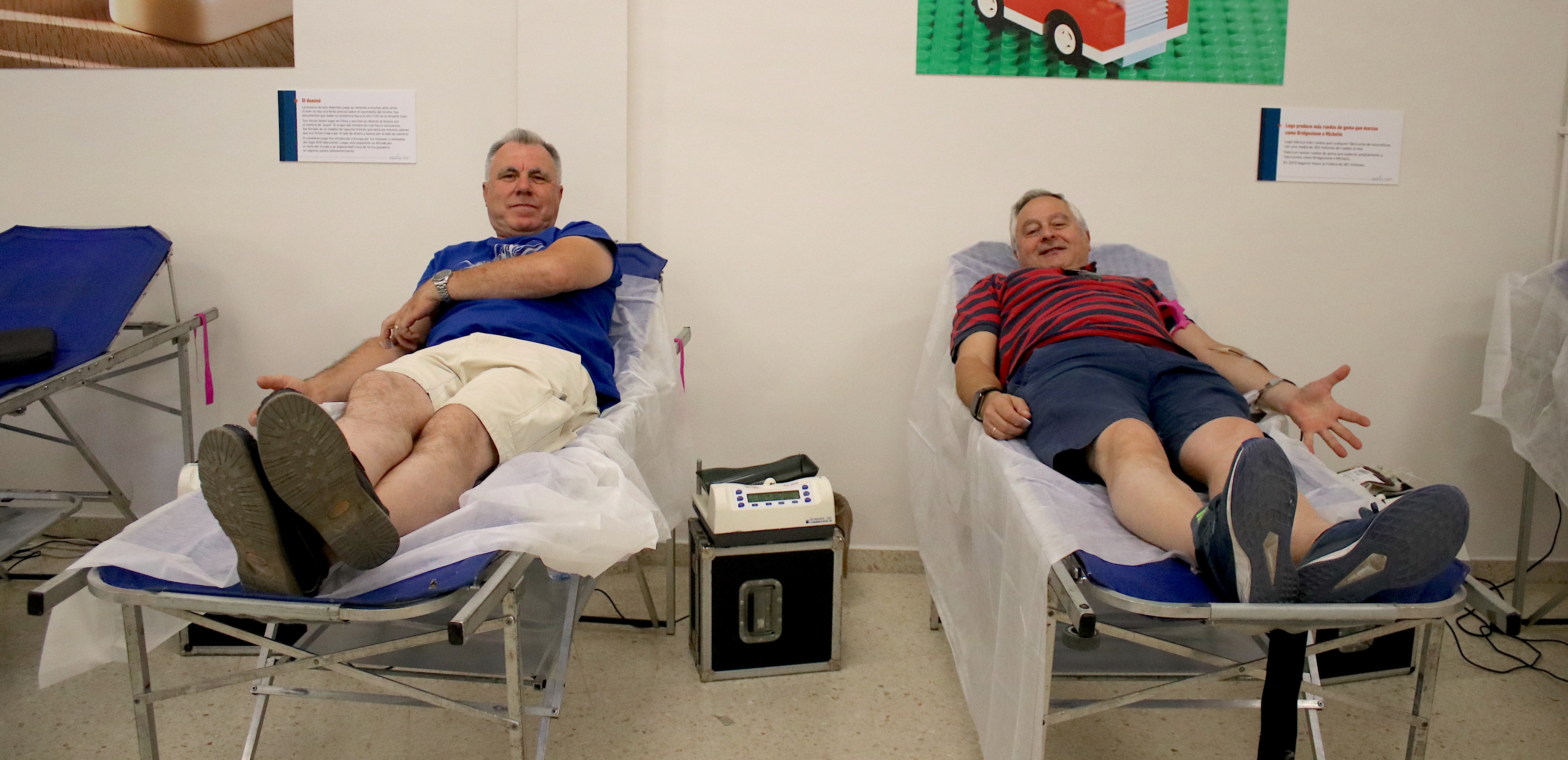 Dos donantes durante el proceso de extracción de sangre