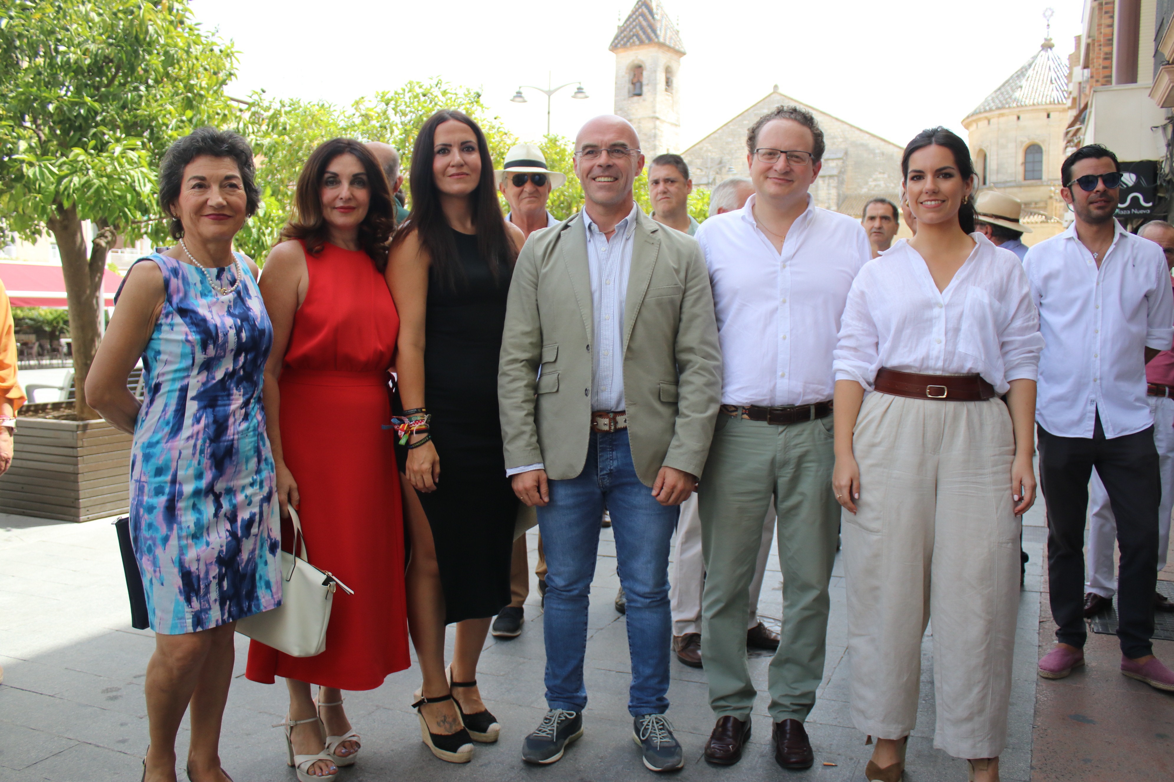 Pepa Millán, a la derecha, y Jorge Buxadé, en el centro, durante su visita a Lucena