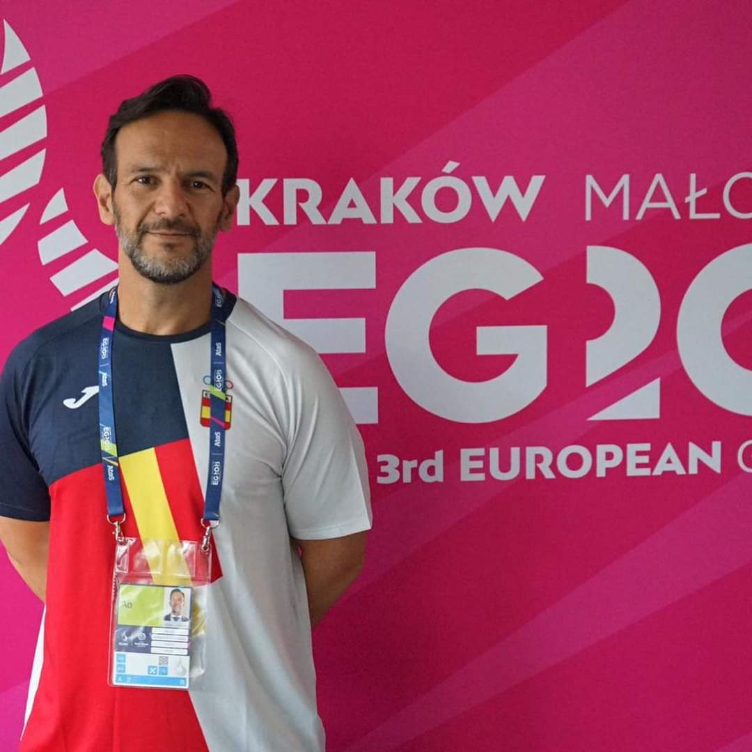 Rafael Granados junto al logo de estos European Games