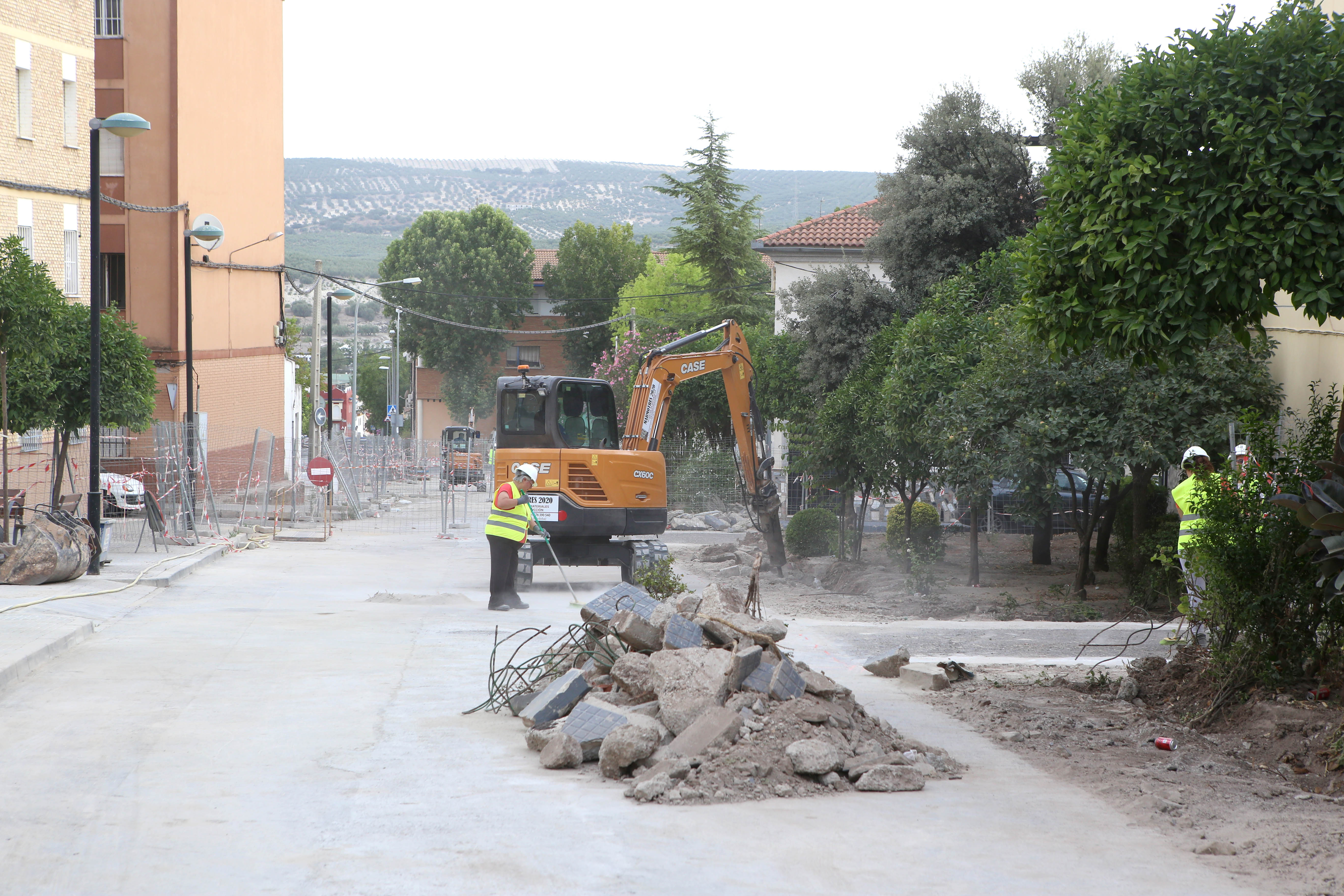 Una actuación de obras PFEA en una calle de Lucena. Archivo