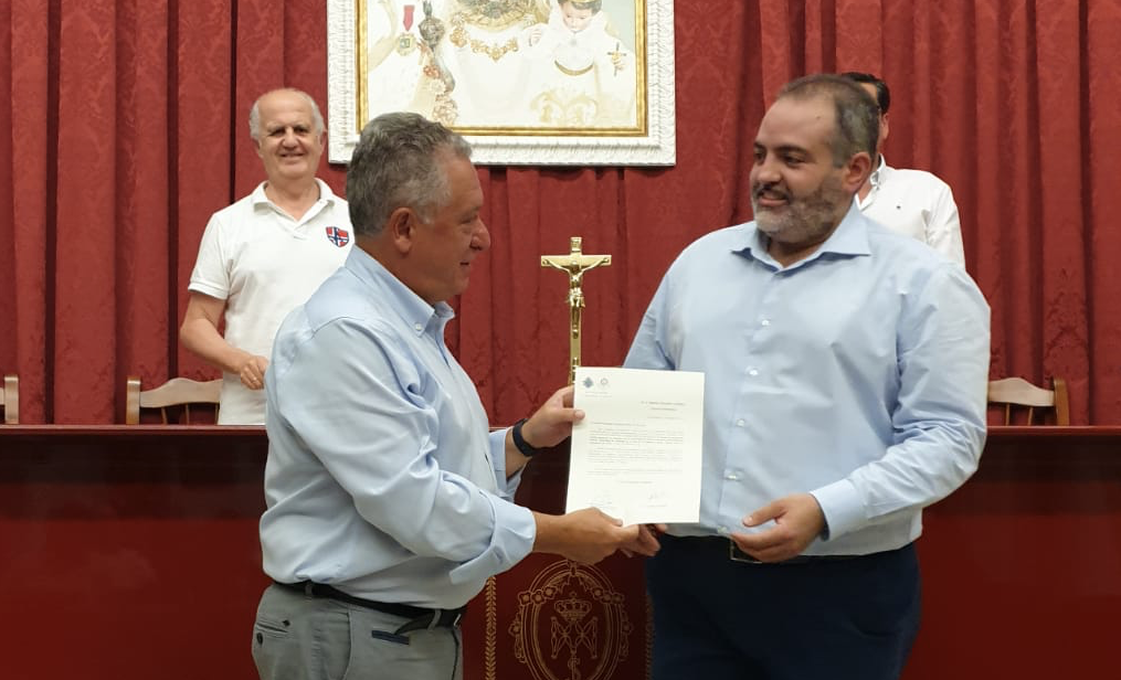 Rafael Ramírez entrega a Miguel Sánchez Ramírez el nombramiento de manijero de la Subida