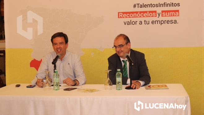 Aurelio Fernández y Juan Fuentes Lirio, director de la Agencia de la ONCE en Lucena, durante la clausura del programa Talentos Inserta Empleo ONCE