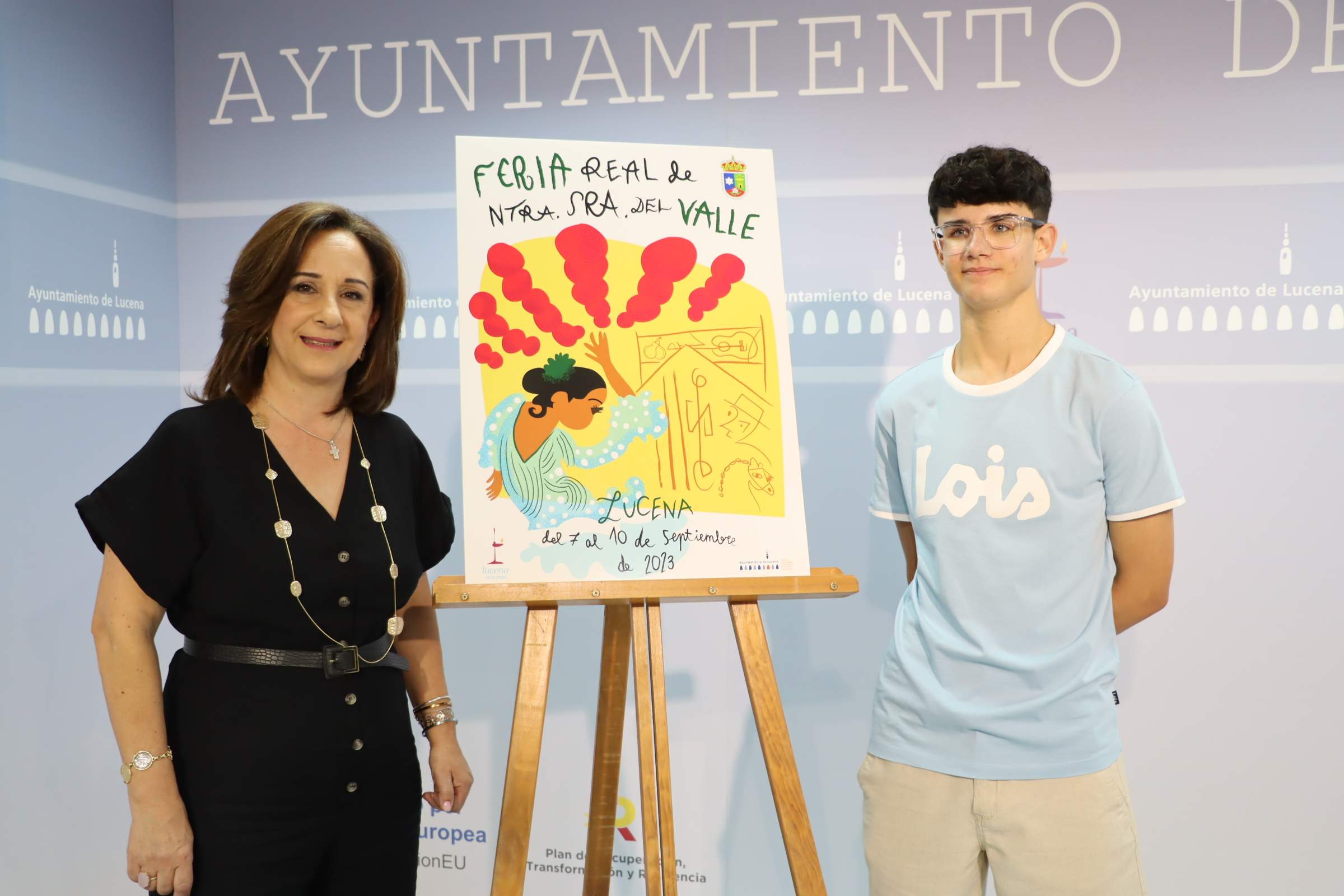 Araceli Rodríguez y Alejandro Gálvez junto al cartel que anunciará nuestra Feria del Valle