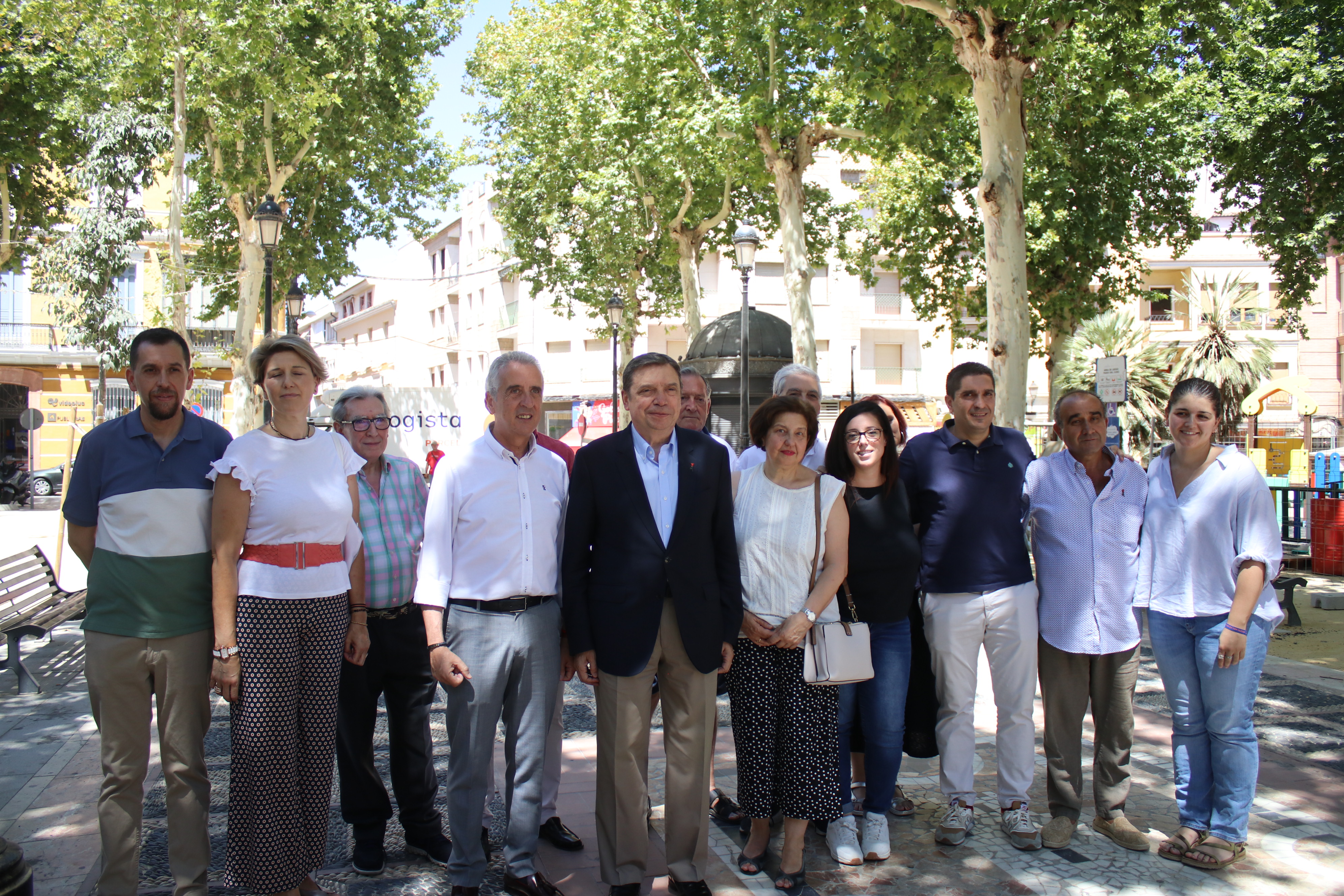Luis Planas junto a miembros de la agrupación socialista de Lucena en el Paseo del Coso