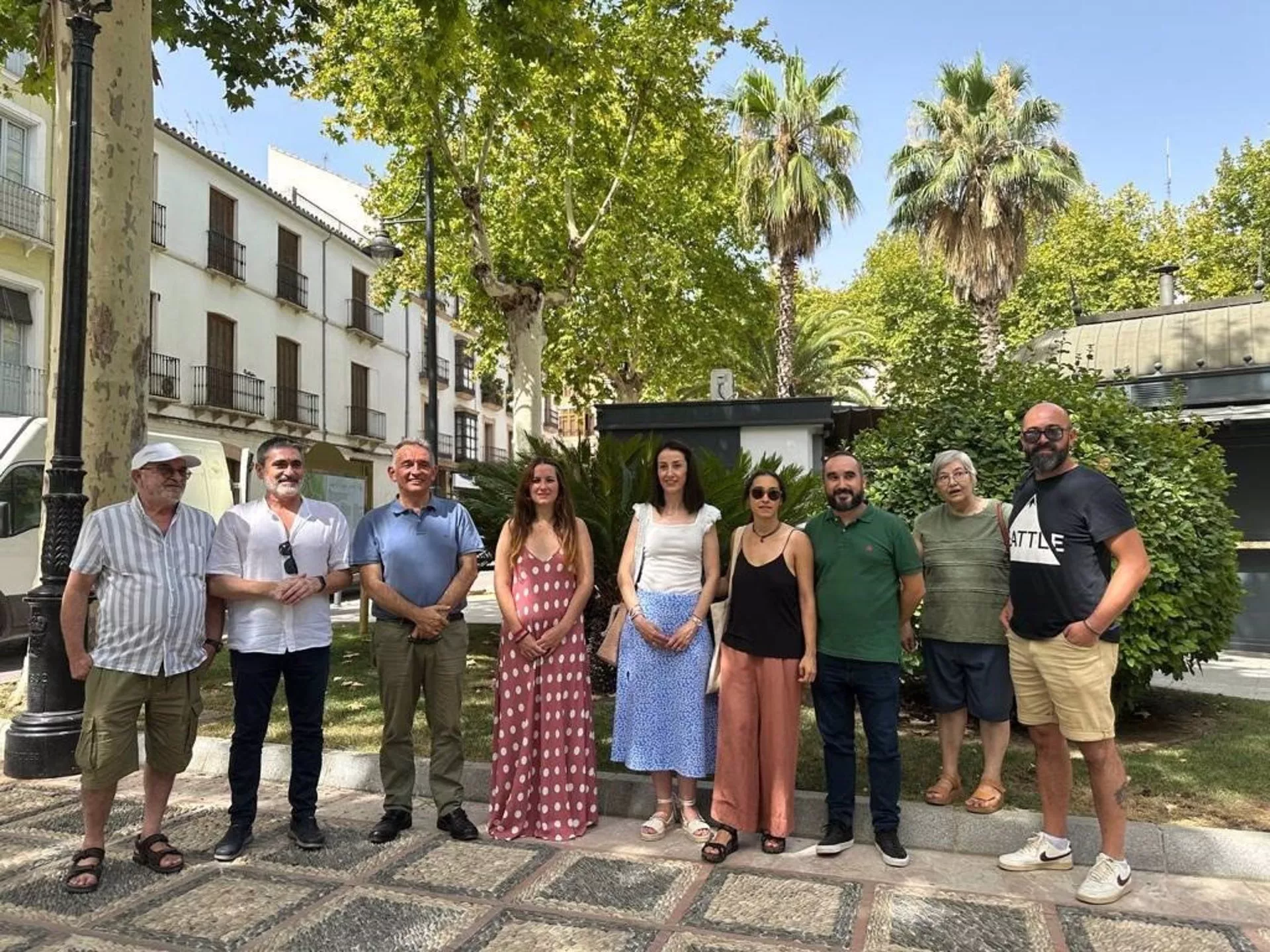 Enrique Santiago, candidato de Sumar, junto dirigentes locales y provinciales de IU y Podemos en la rueda de prensa ofrecida por la coalición en El Coso durante la campaña