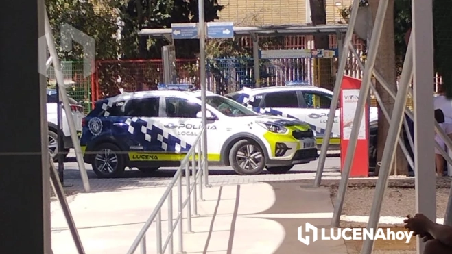 Vehículos policiales a las puertas de las piscinas Vehículos policiales a las puertas de las piscinas