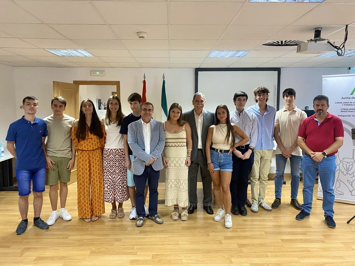 Autoridades y galardonados con estos Premios Extraordinarios de Bachillerato y con las mejores calificaciones de la PEvAU. Antonio Aguilera, primero por la izquierda.