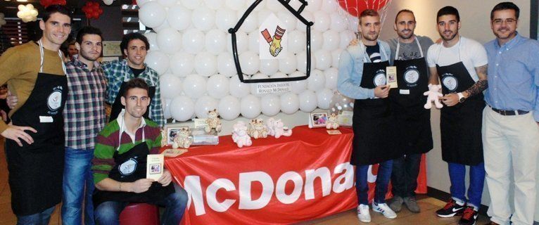  Los jugadores del Lucena CF colaboran activamente en el McHappy Day (fotos) 