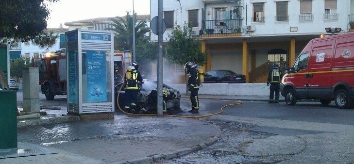  Arde un vehículo en la barriada del Poli por causas desconocidas (fotos) 