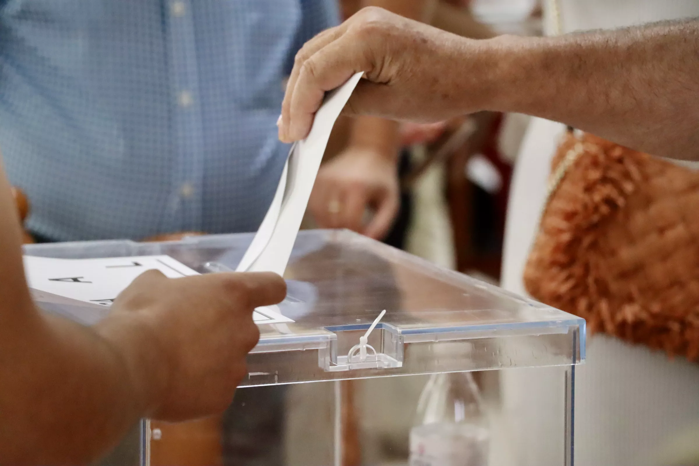 Una persona depositando su voto en una urna el pasado domingo