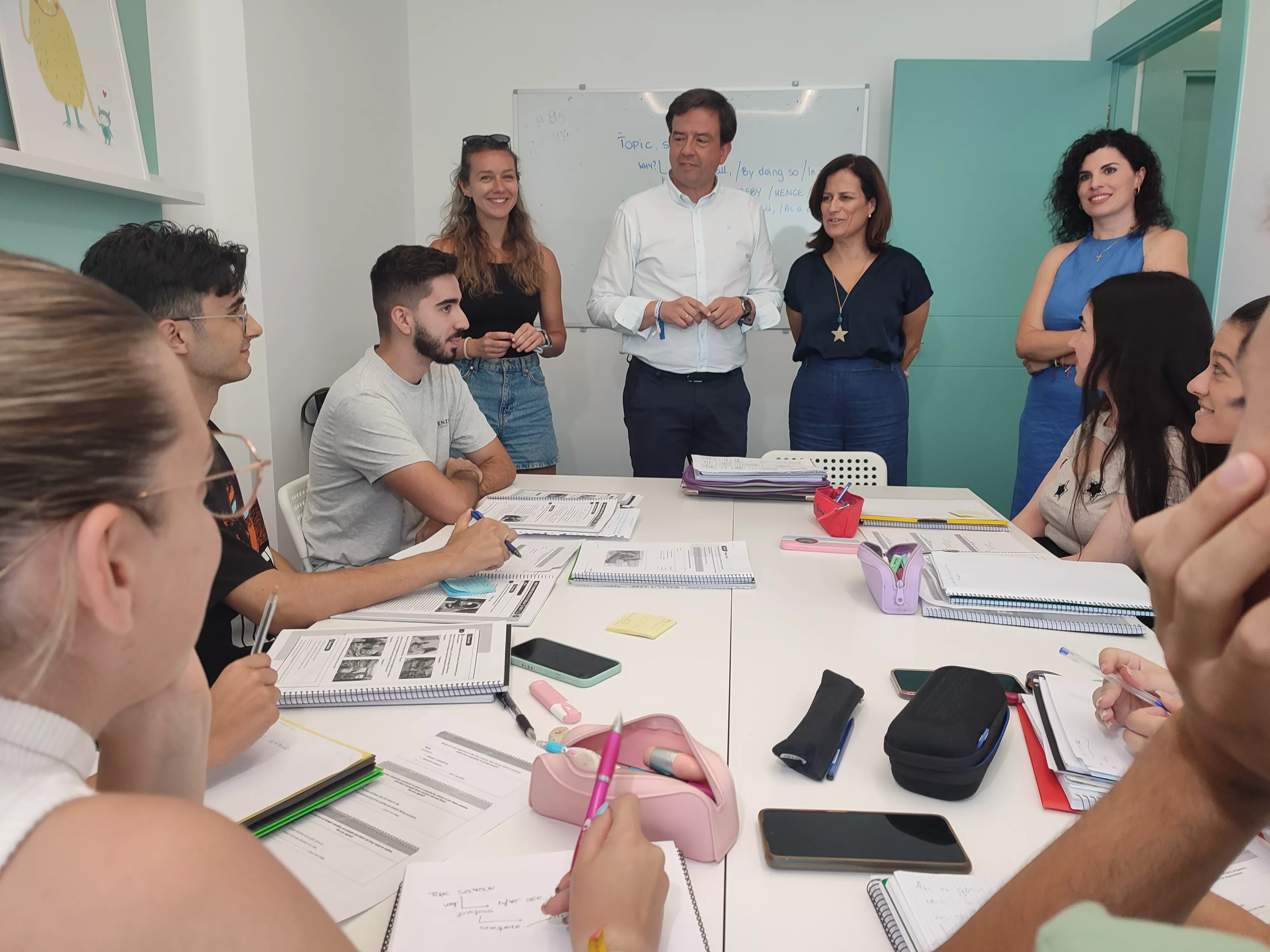 Un momento de la visita de Aurelio Fernández y Míriam Ortiz a los cursos intensivos de inglés