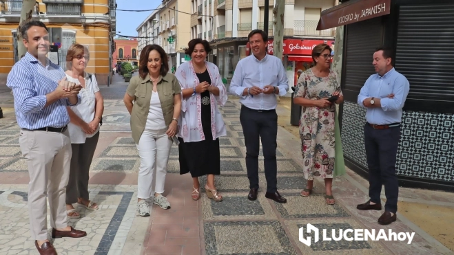 María de la O Redondo junto a sus compañeros de partido esta mañana en el Paseo del Coso