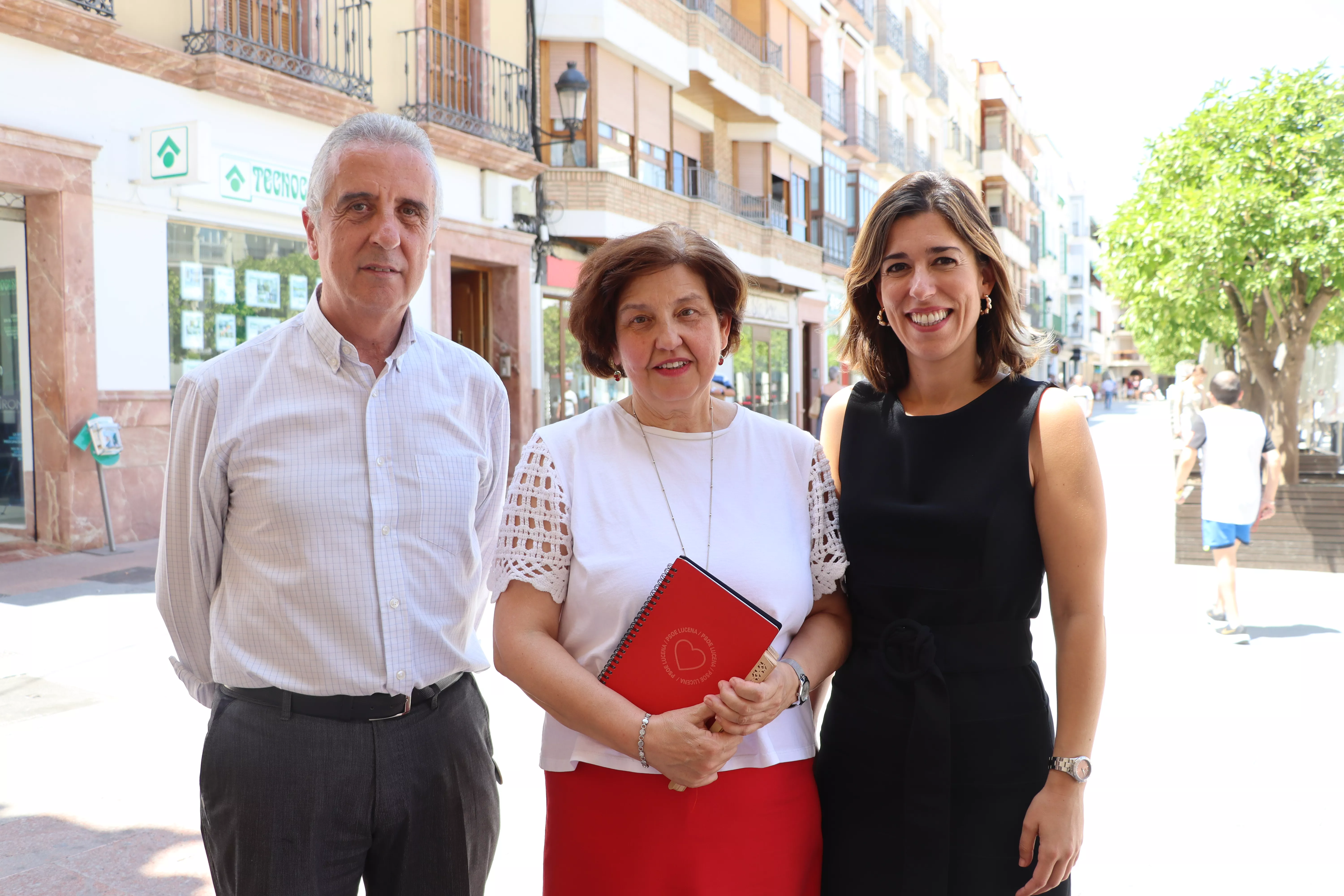 Encarnación Camacho junto al secretario general del PSOE, Juan Pérez, y la portavoz municipal, Teresa Alonso