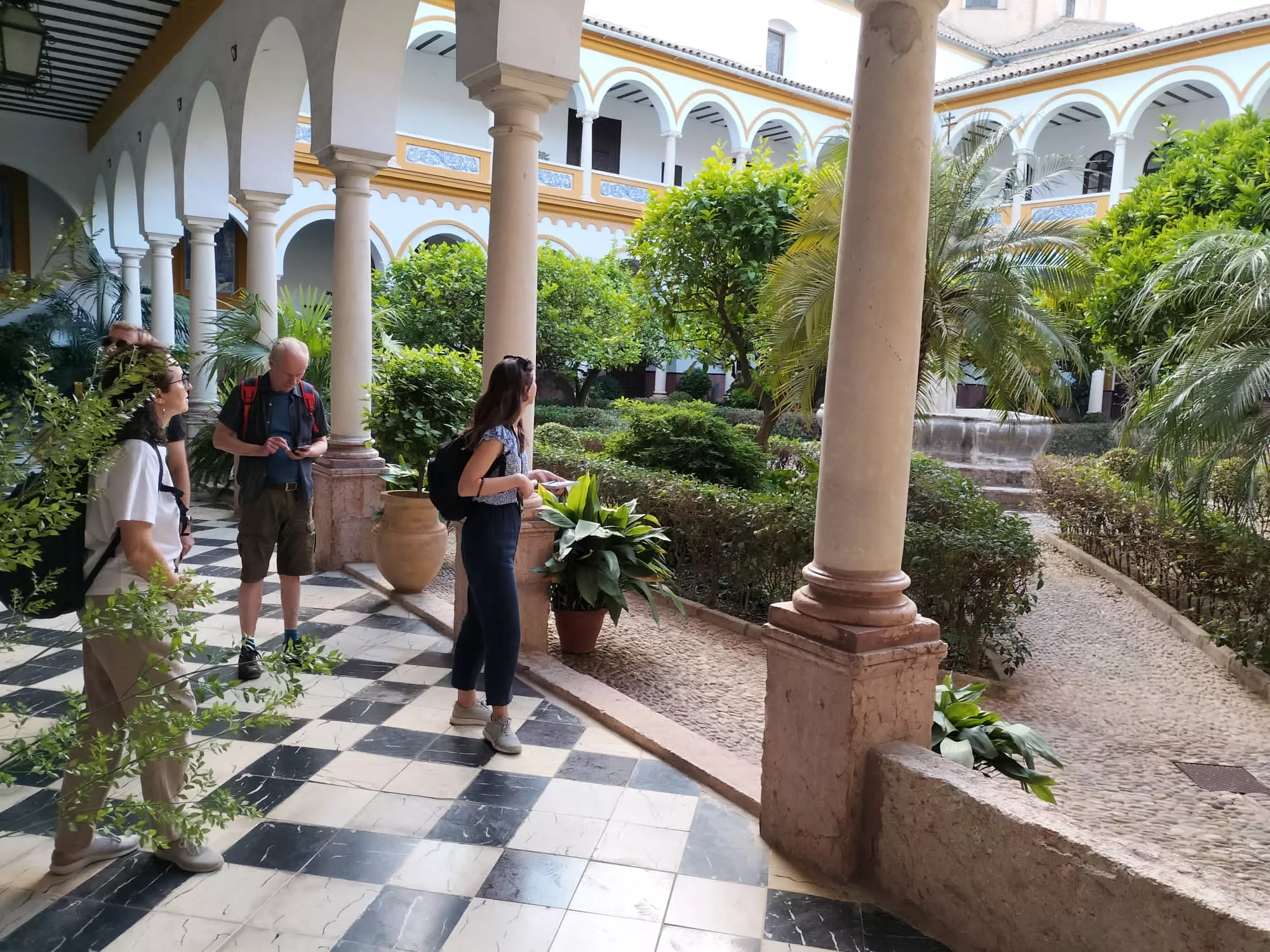 Un grupo de turistas visitando el claustro del convento franciscano. Foto: Turismo de Lucena