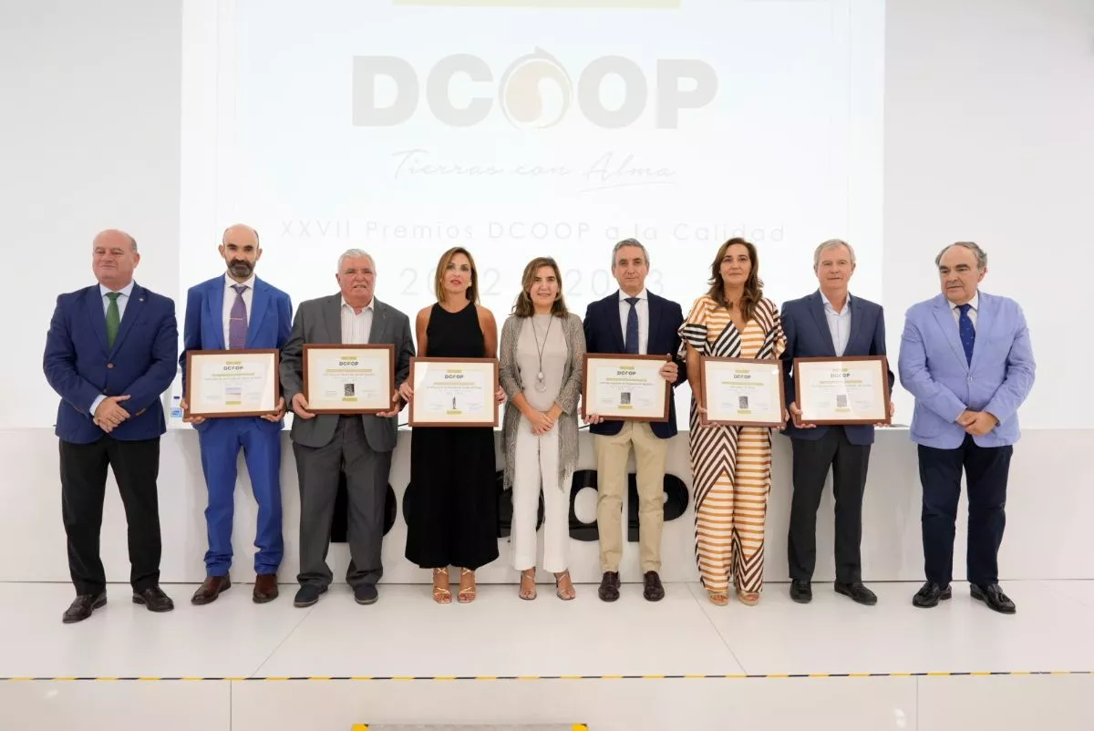 Foto de familia de los galardonados en este edición del concurso DCOOP, en el que ha sido premiada la Cooperativa Ntra. Sra. de Araceli