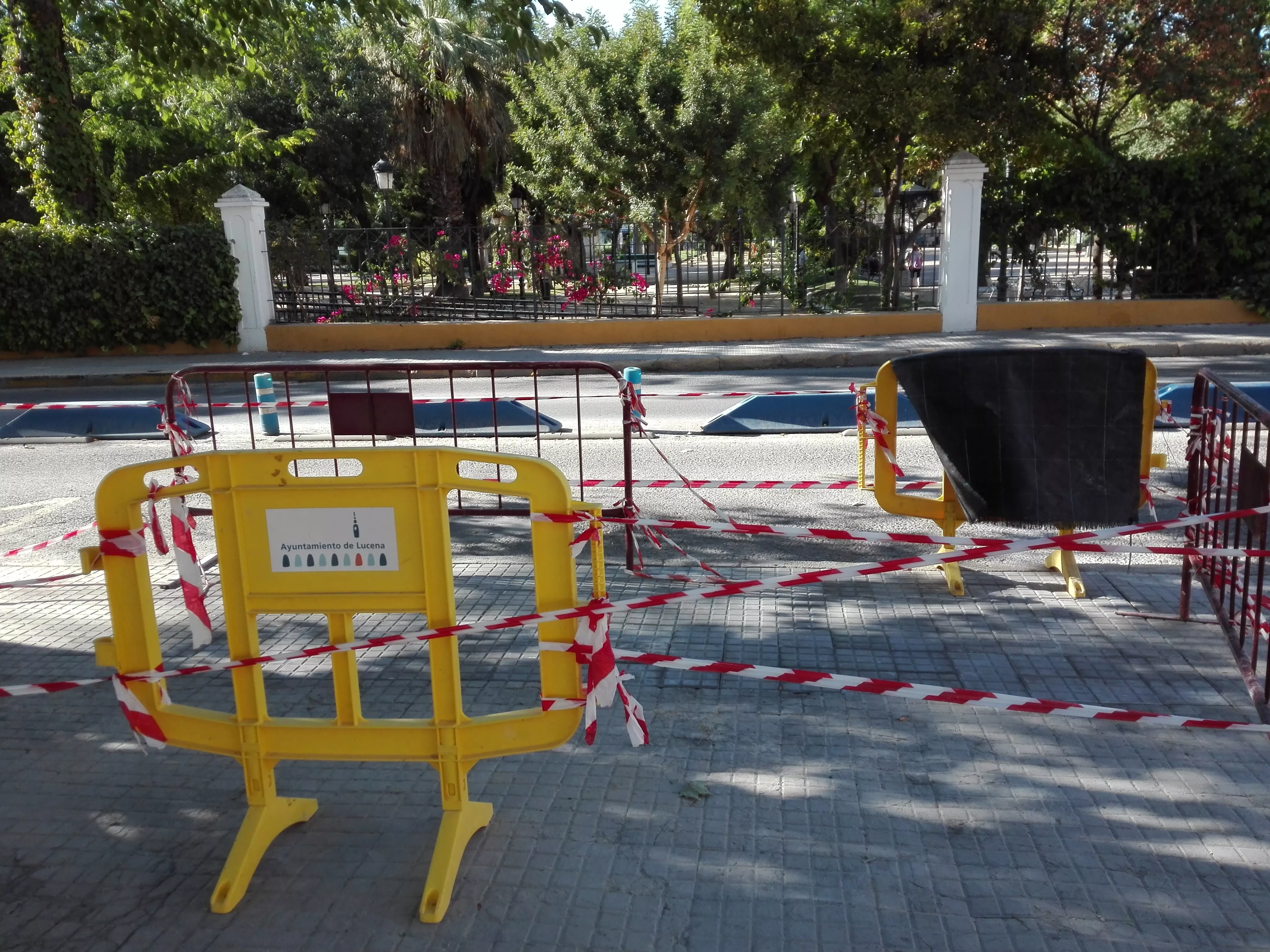 Bajo estas losas recién colocadas junto al centro de salud hubo durante muchos años un árbol de gran porte