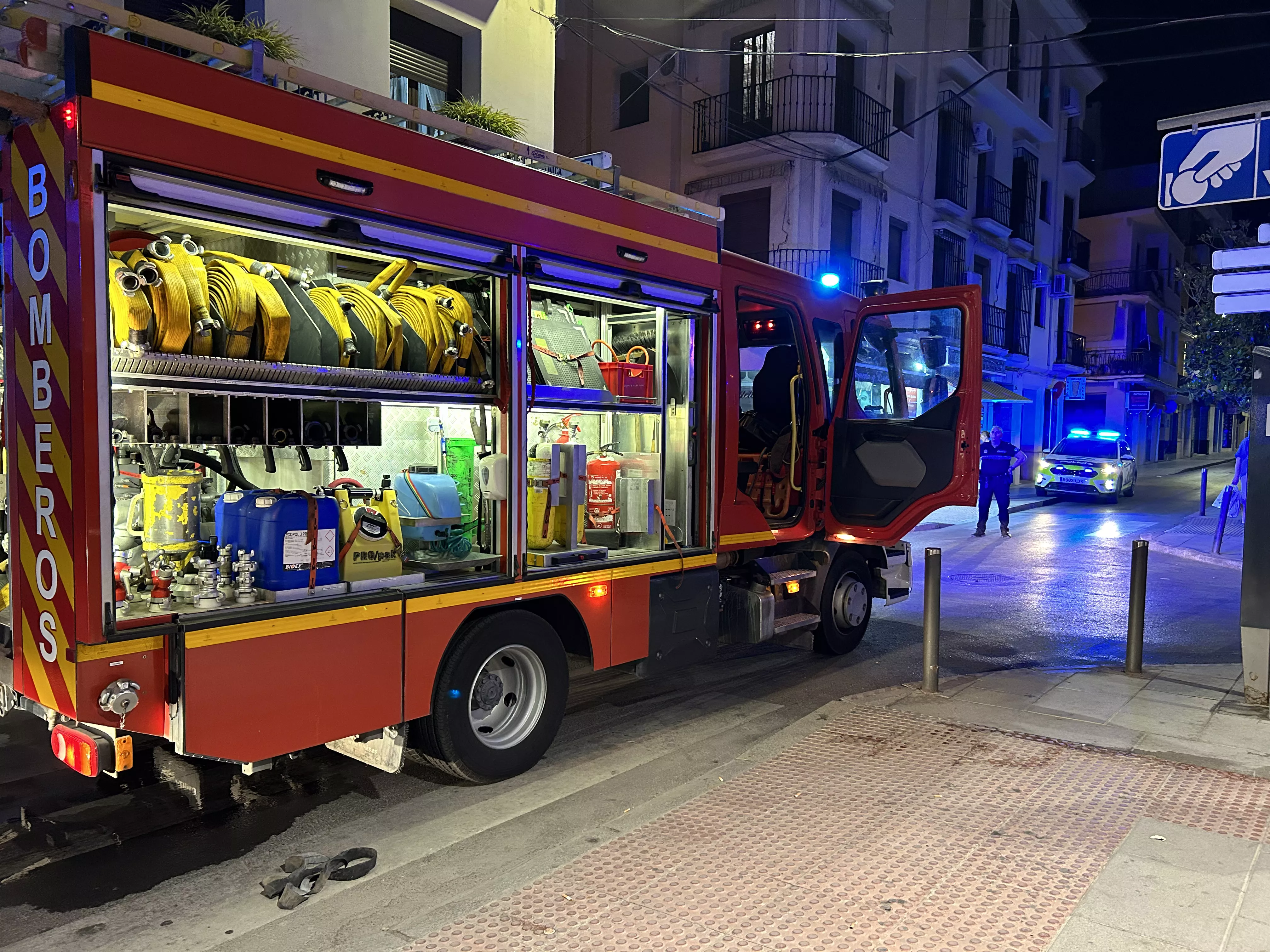 Incendio en una calle de Lucena. Archivo Incendio en una calle de Lucena. Archivo