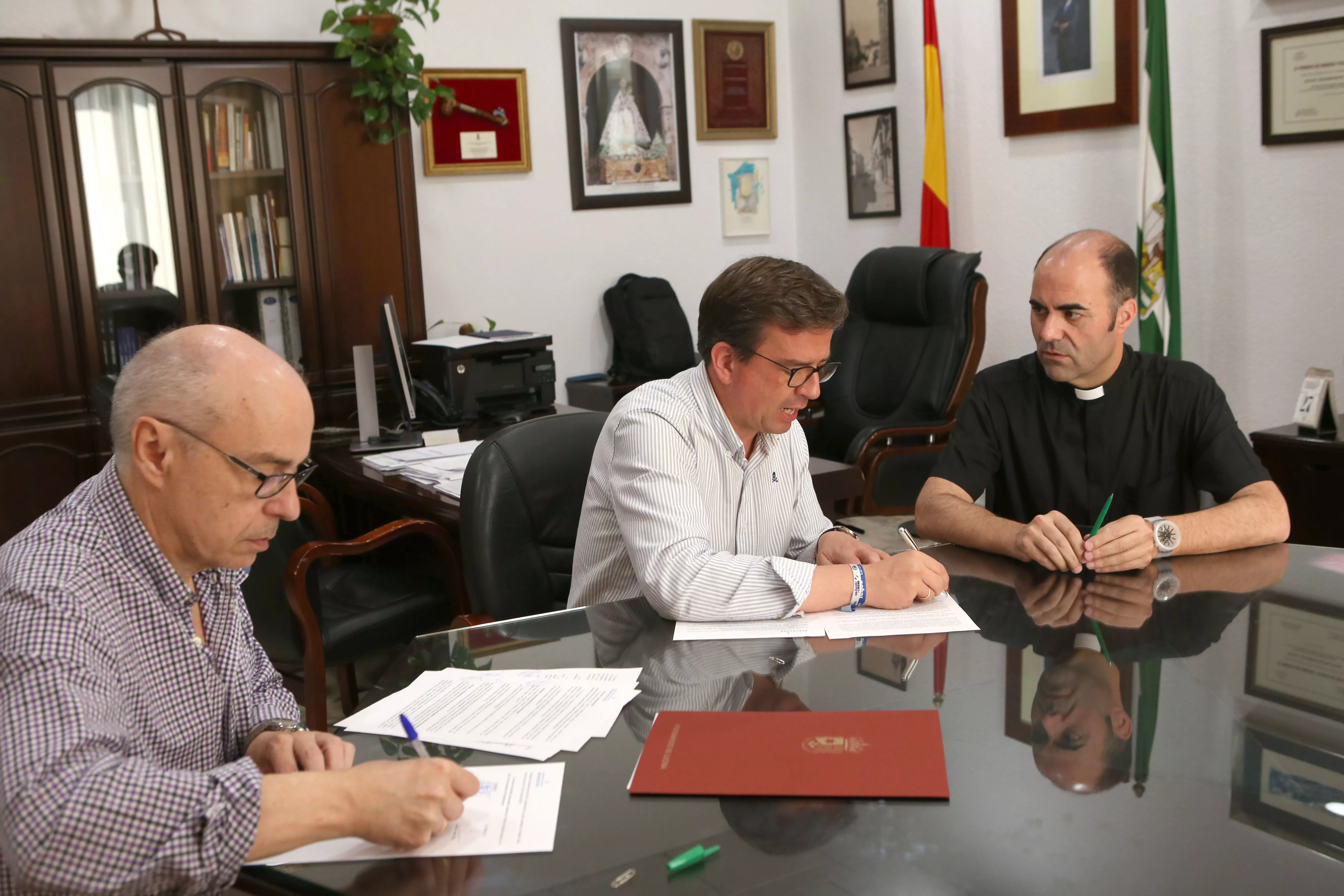 Un momento de la forma del convenio con Cáritas de Santiago, uno de los firmados esta semana