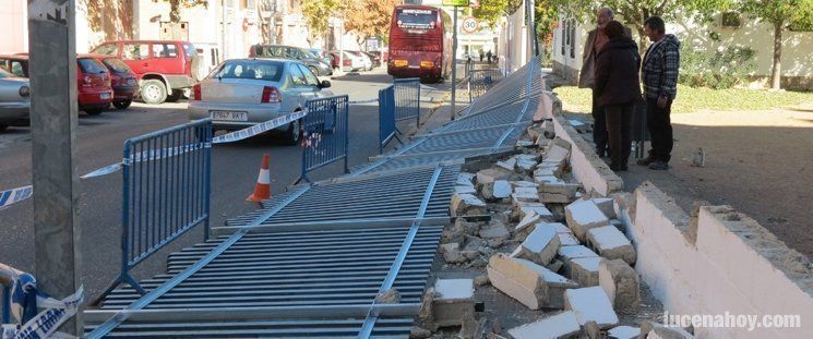  El viento derriba más de 20 metros de la valla perimetral del 'Marqués de Comares' (fotos) 