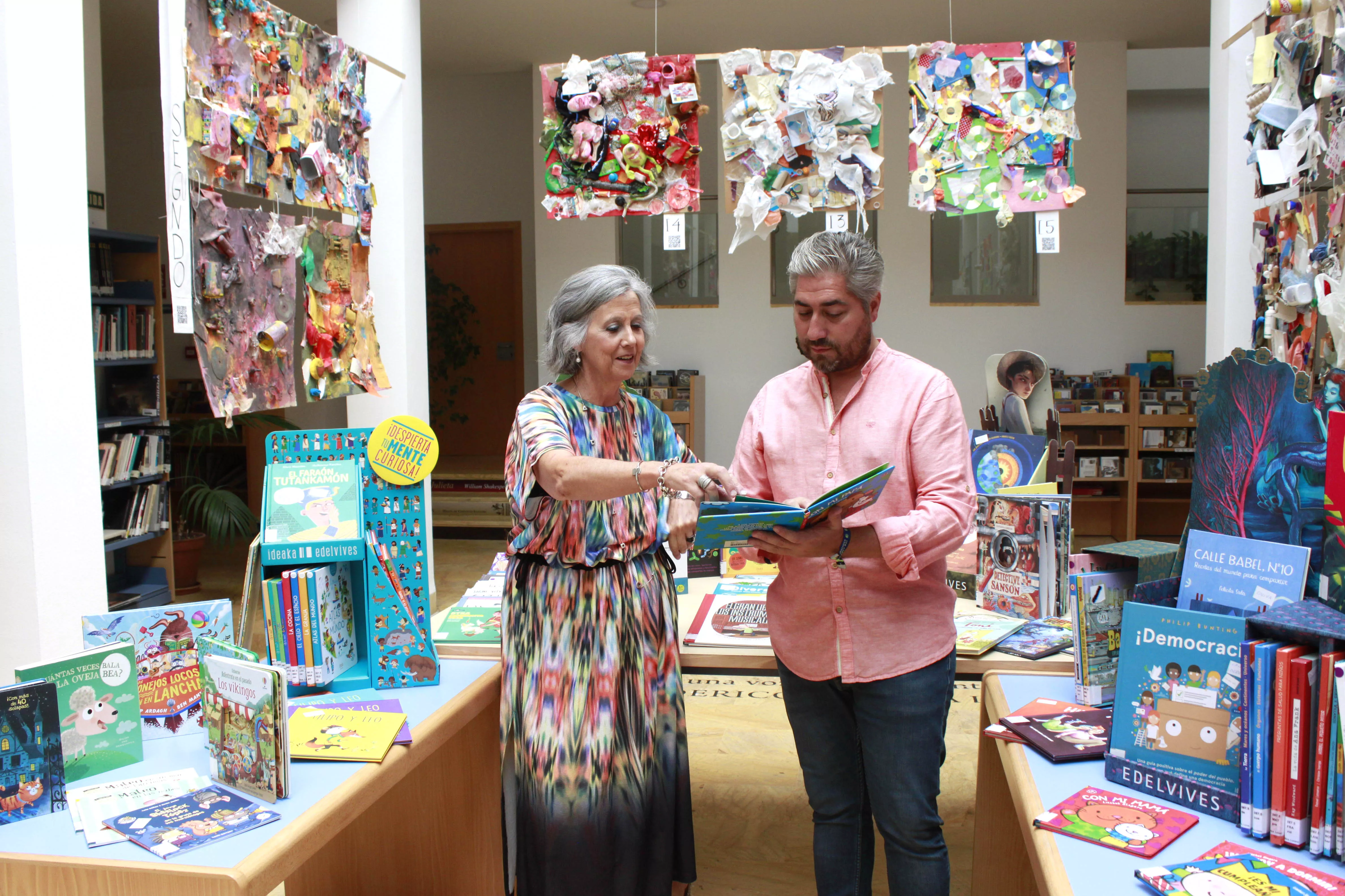 El concejal de Cultura, Francisco Barbancho y la bibliotecaria municipal, Teresa Ferrer junto a los nuevos libros adquiridos