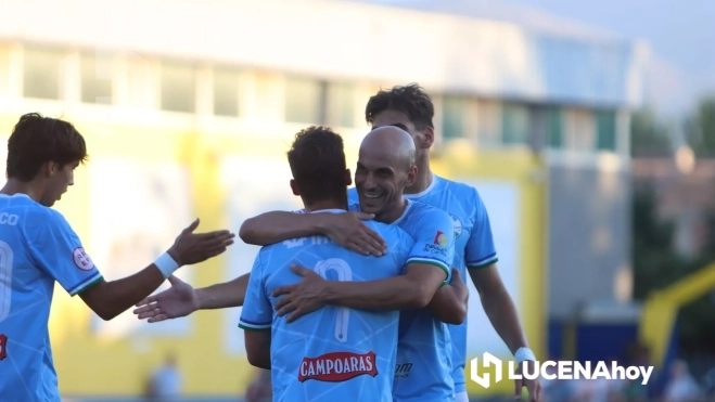 Los jugadores del Ciudad de Lucena celebran el primer gol de la pretemporada. Foto: Antonio Quintero