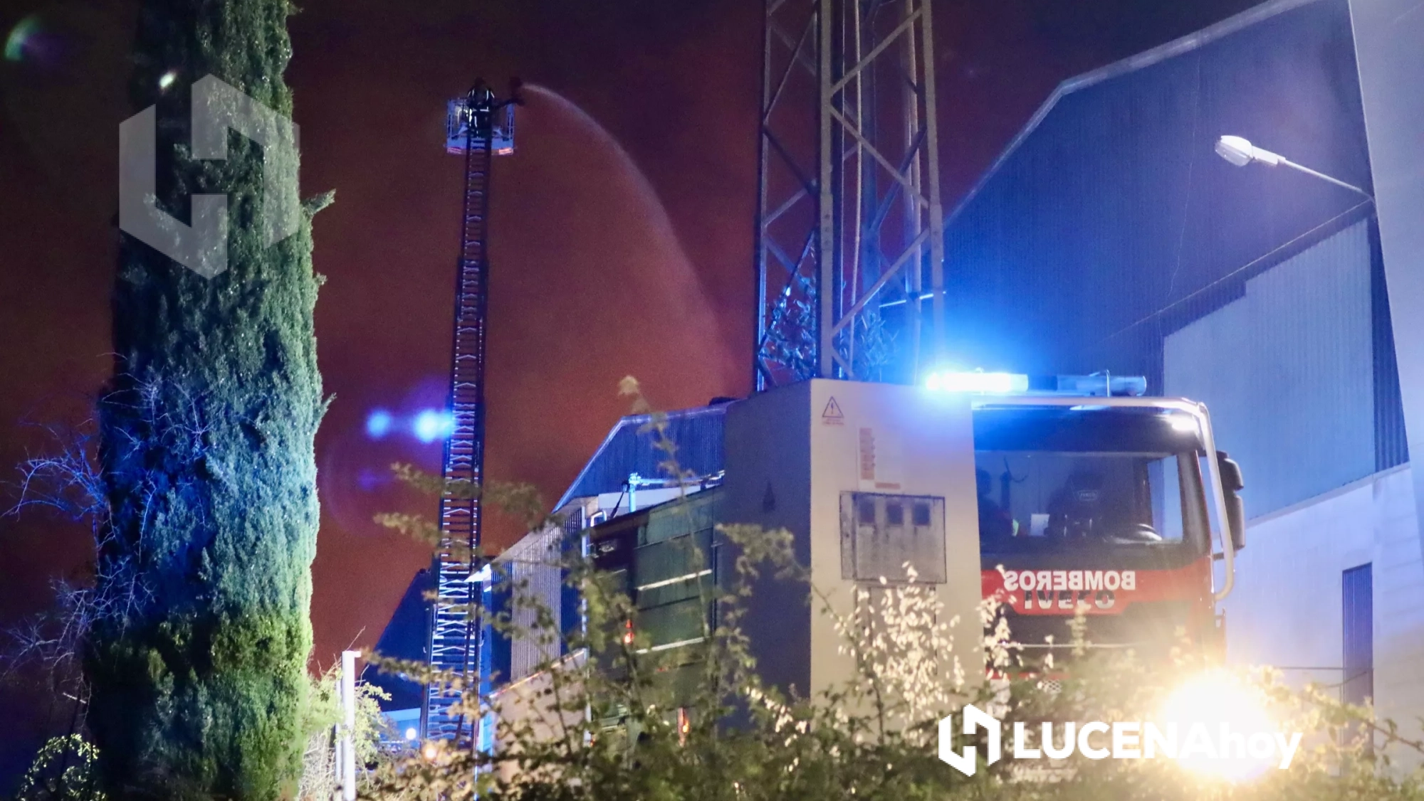 un-importante-incendio-afecta-durante-la-madrugada-a-varias-naves