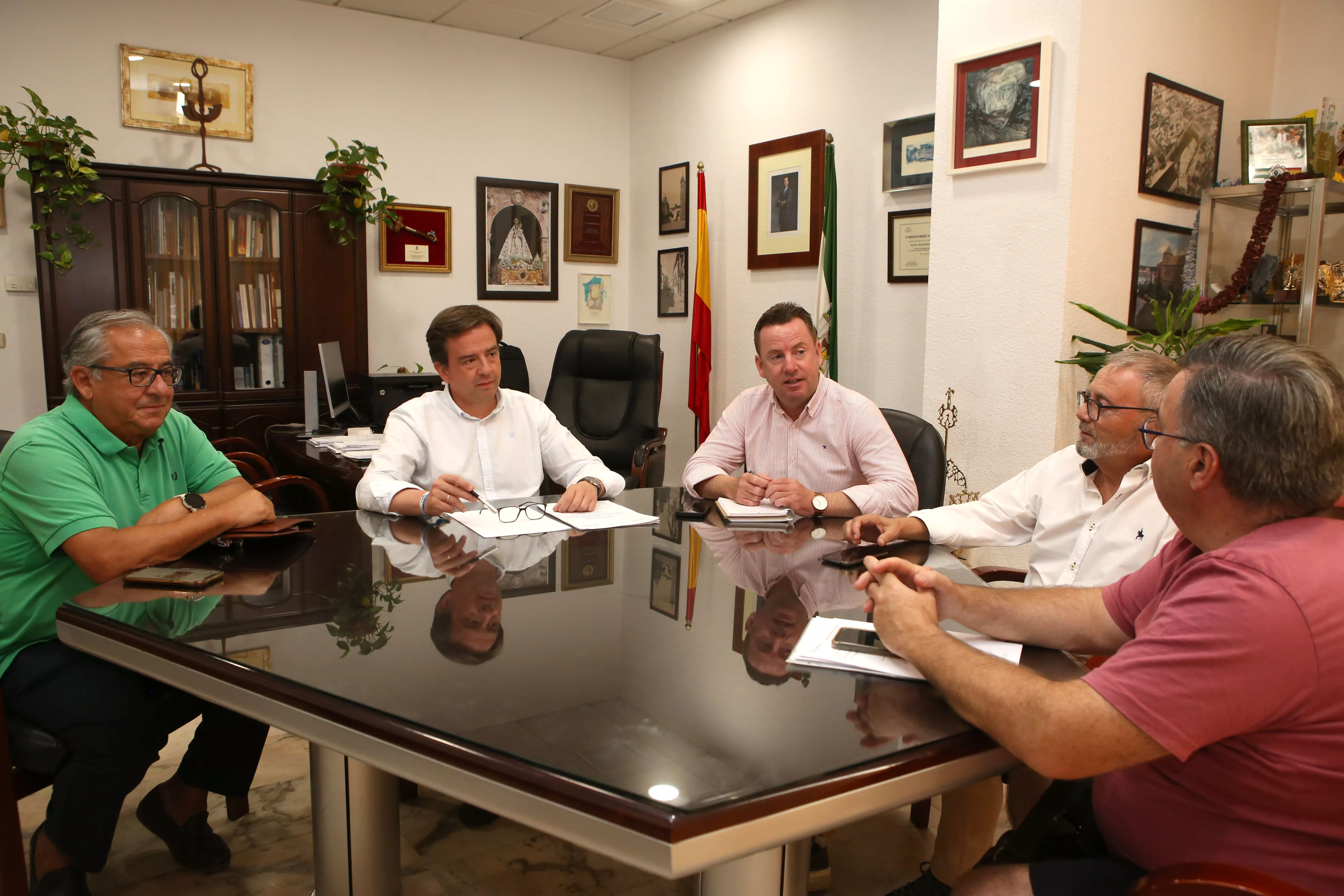 Un momento de la reunión mantenida por el equipo de gobierno con la Plataforma "Lucena por sus necesidades sanitarias"