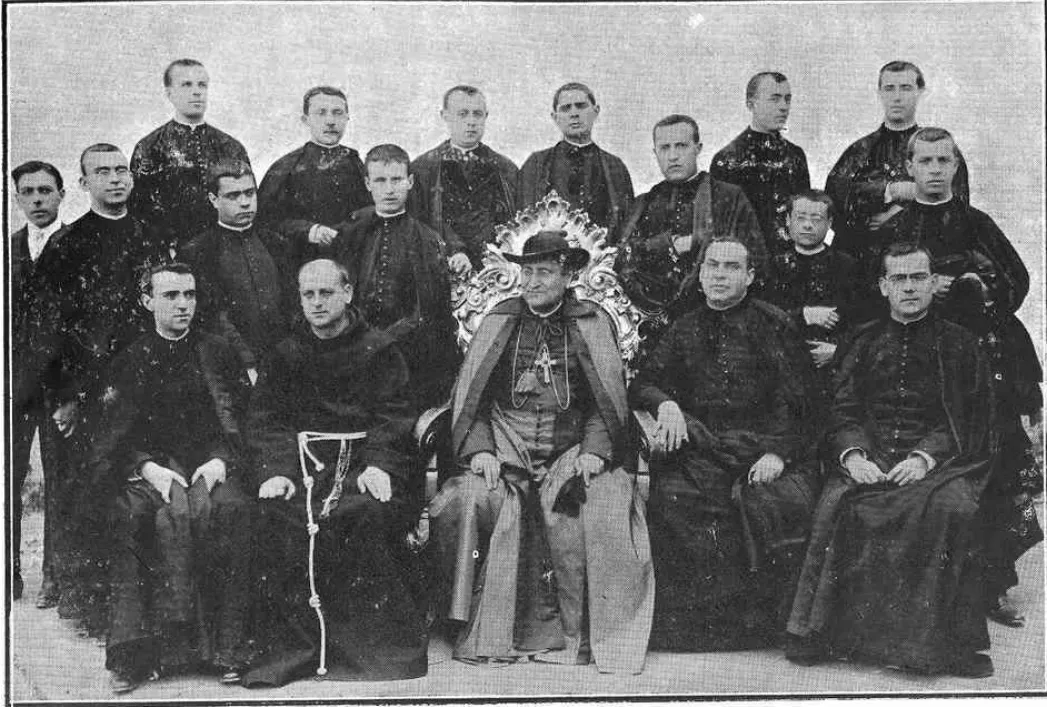 El Cardenal Netto y el padre guardián del convento franciscano de Lucena en Córdoba, en 1913. Revista Aracelitana