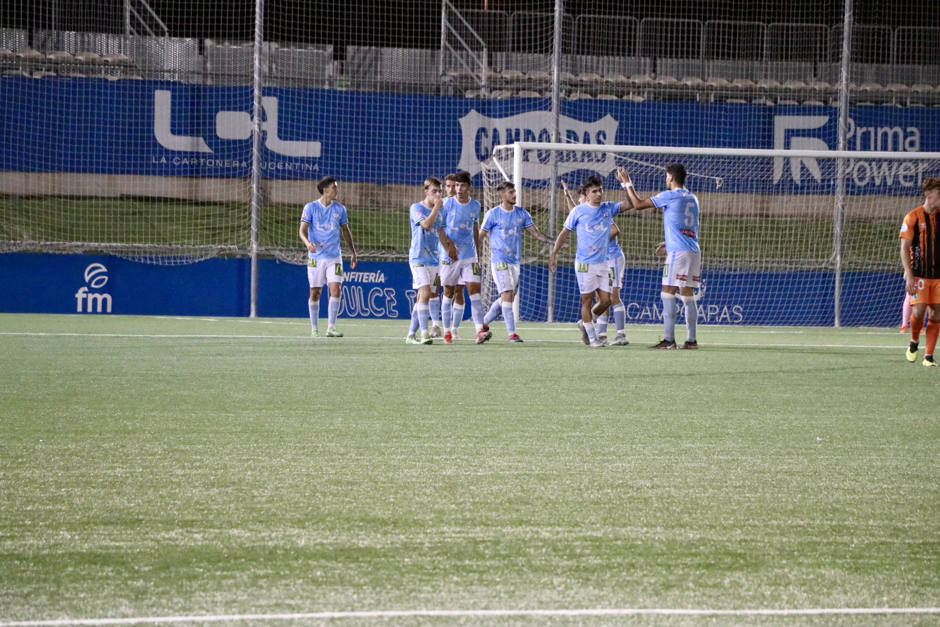 Los jugadores del Ciudad de Lucena celebran un gol en el partido frente al Antequera. Archivo