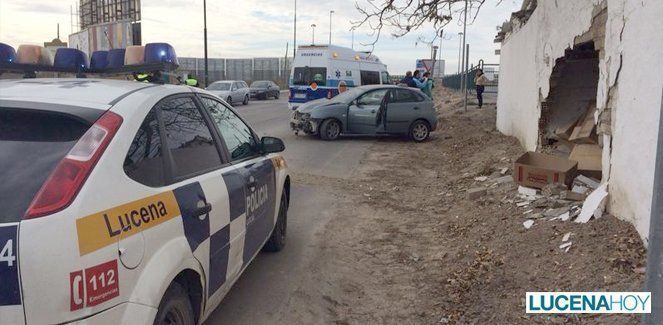  Aparatoso accidente de tráfico sin heridos junto a la rotonda del Aldi 