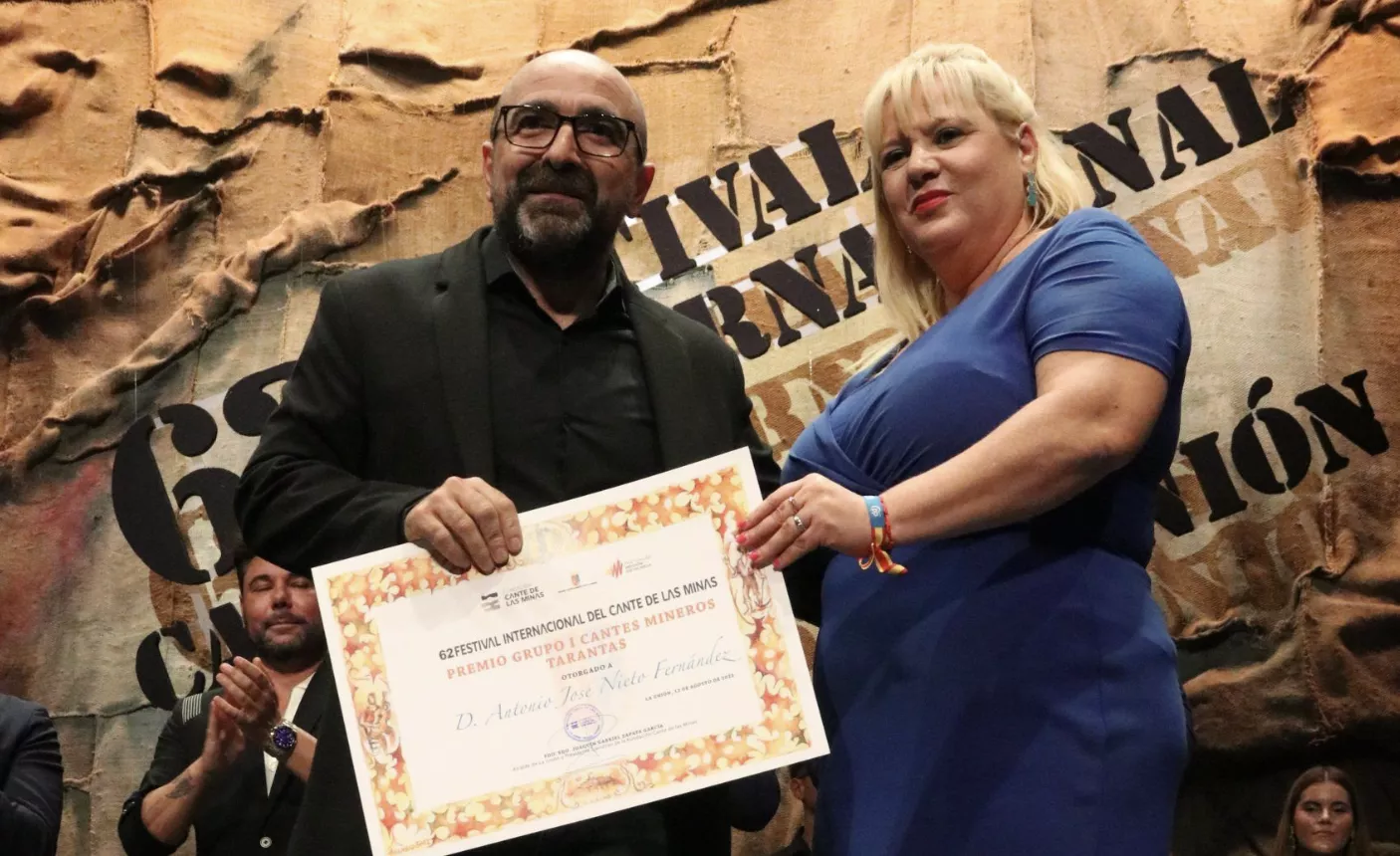 Antonio Nieto recoge su premio. Foto: Festival Internacional del Cante de las Minas 2023