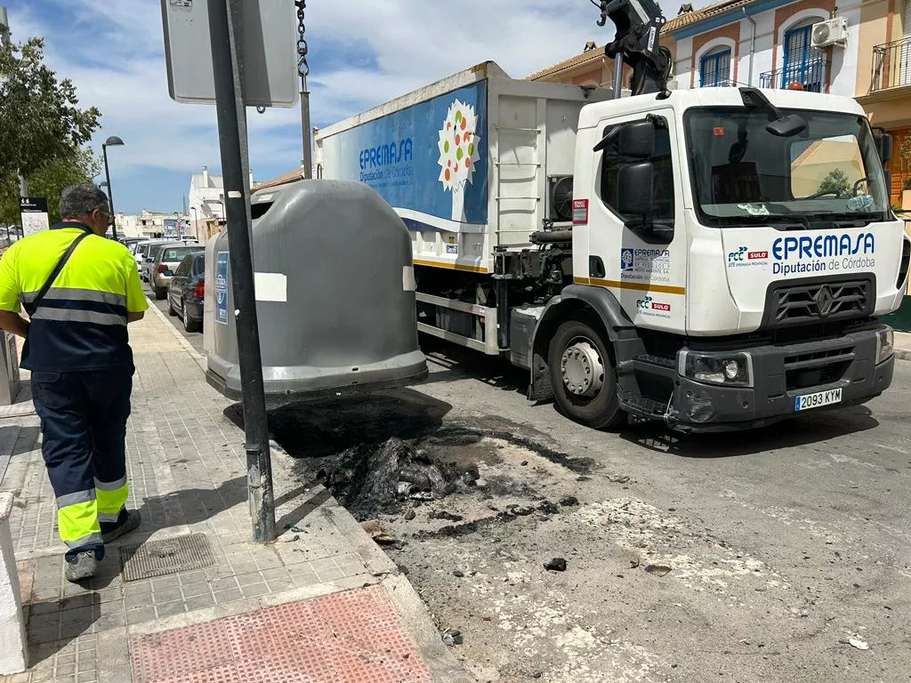 Operarios de Epremasa proceden a retirar los contenedores quemados y sustituirlos por otros nuevos esta mañana