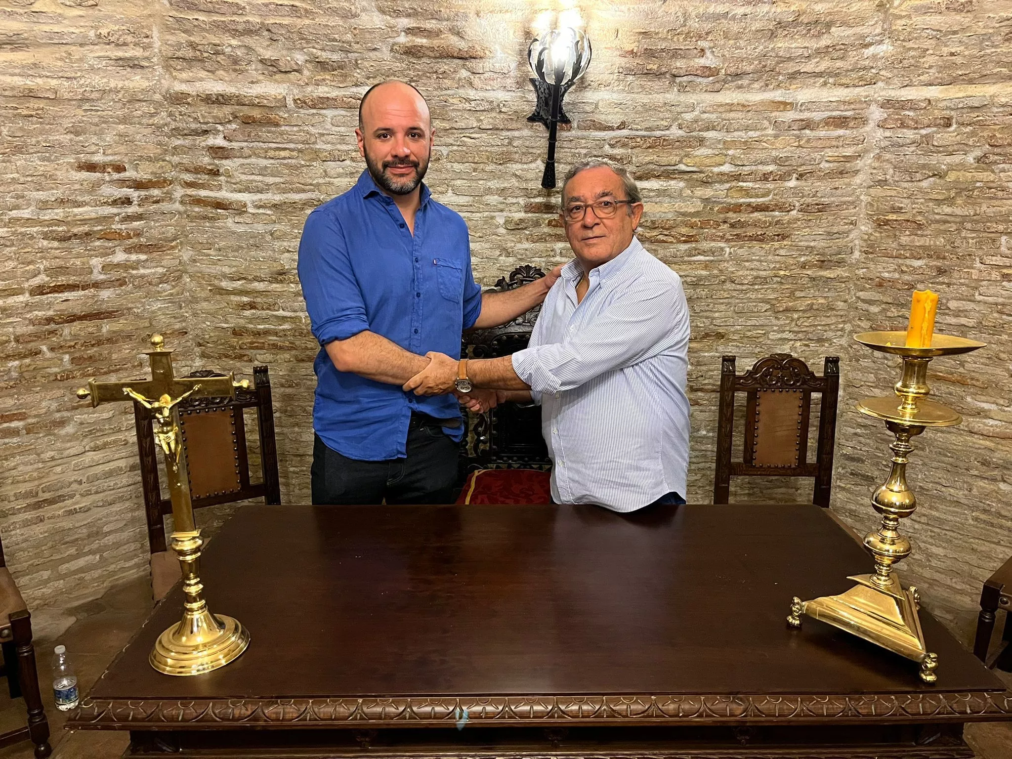 Javier López del Espino junto al hermano mayor de la archicofradía nazarena, Juan Torres